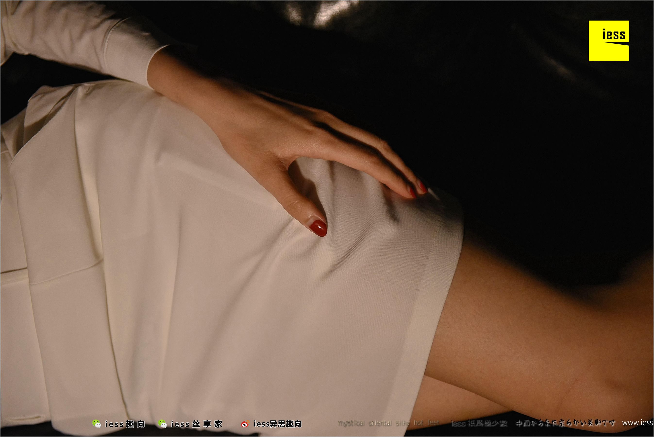 Julia君君《台灯下的裸足》 [异思趣向IESS] 丝足便当219_第2张