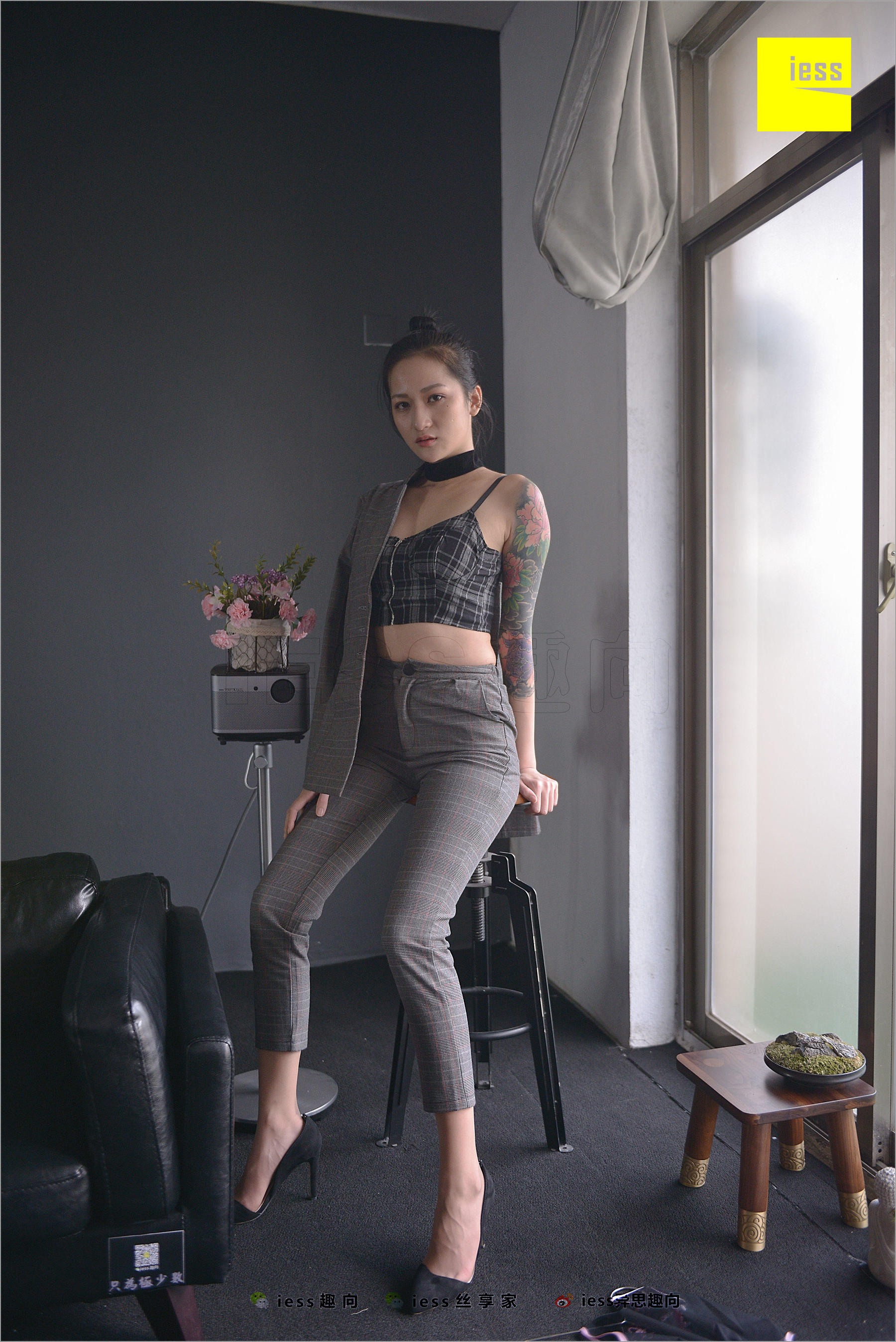 [异思趣向IESS] 丝足便当241 潇潇 《短网袜、长裤与职场》_第3张