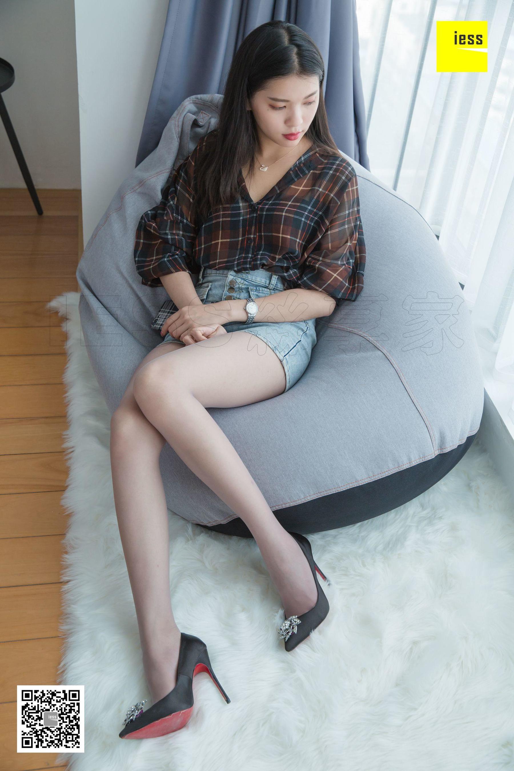 [异思趣向IESS] 模特七七 《白毛绒地毯上的灰丝》_第1张