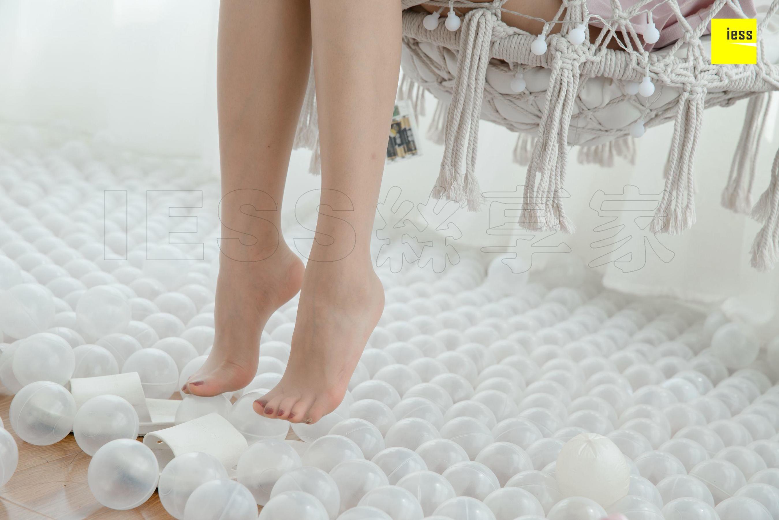 [异思趣向IESS] 模特七七 《红色蝴蝶结平底鞋》_第1张