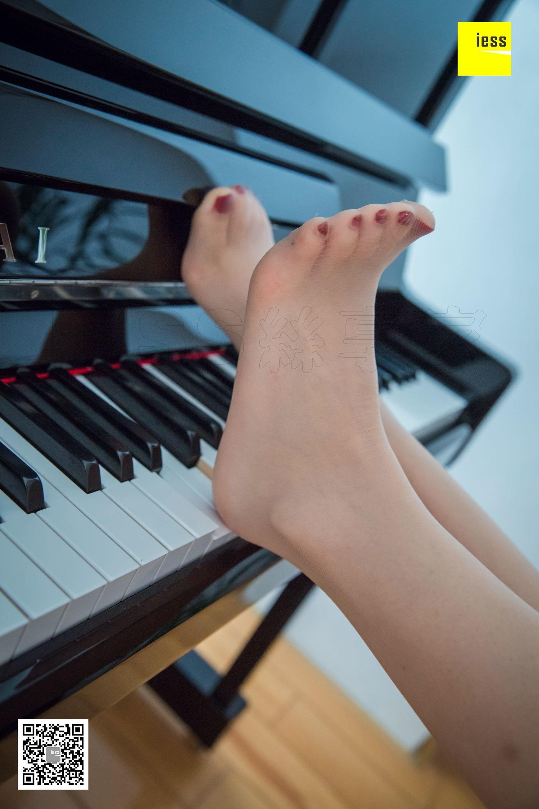 [异思趣向IESS] 模特七七 《黑白琴键上的美足2》_第4张