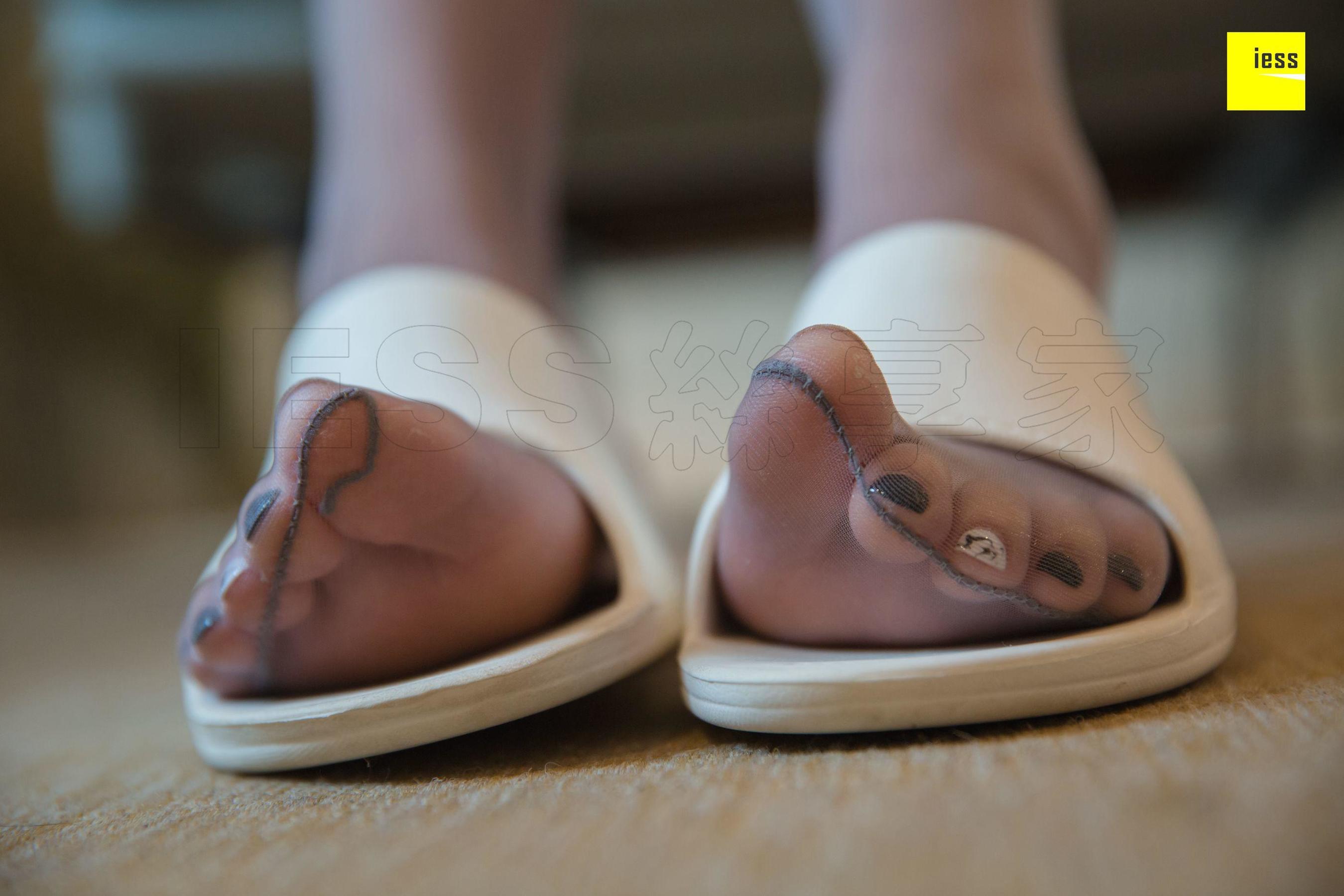 [异思趣向IESS] 模特云芝 《云芝开衩包臀裙》_第4张