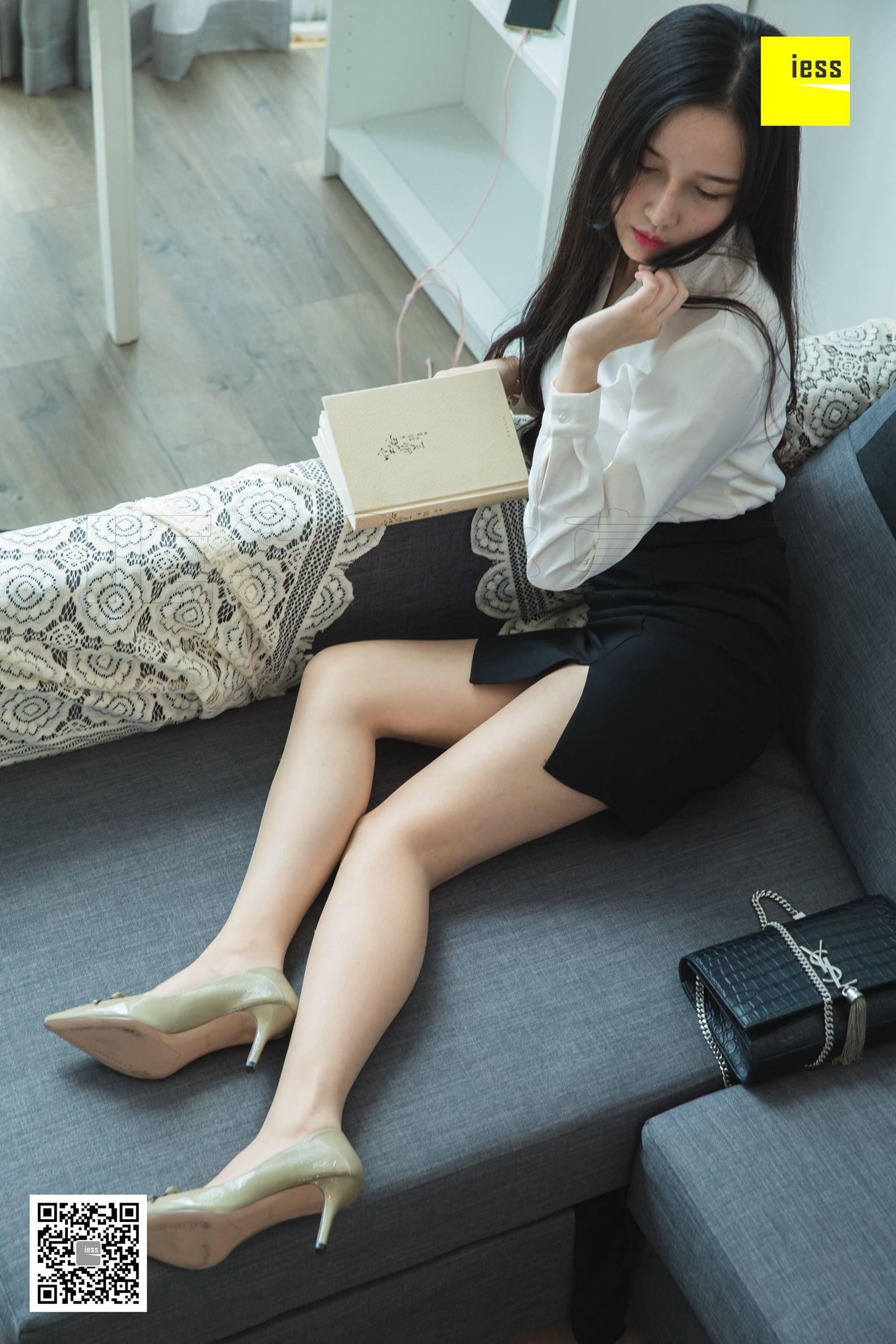 [异思趣向IESS] 模特文欣 《文欣微肉制服美足》_第2张