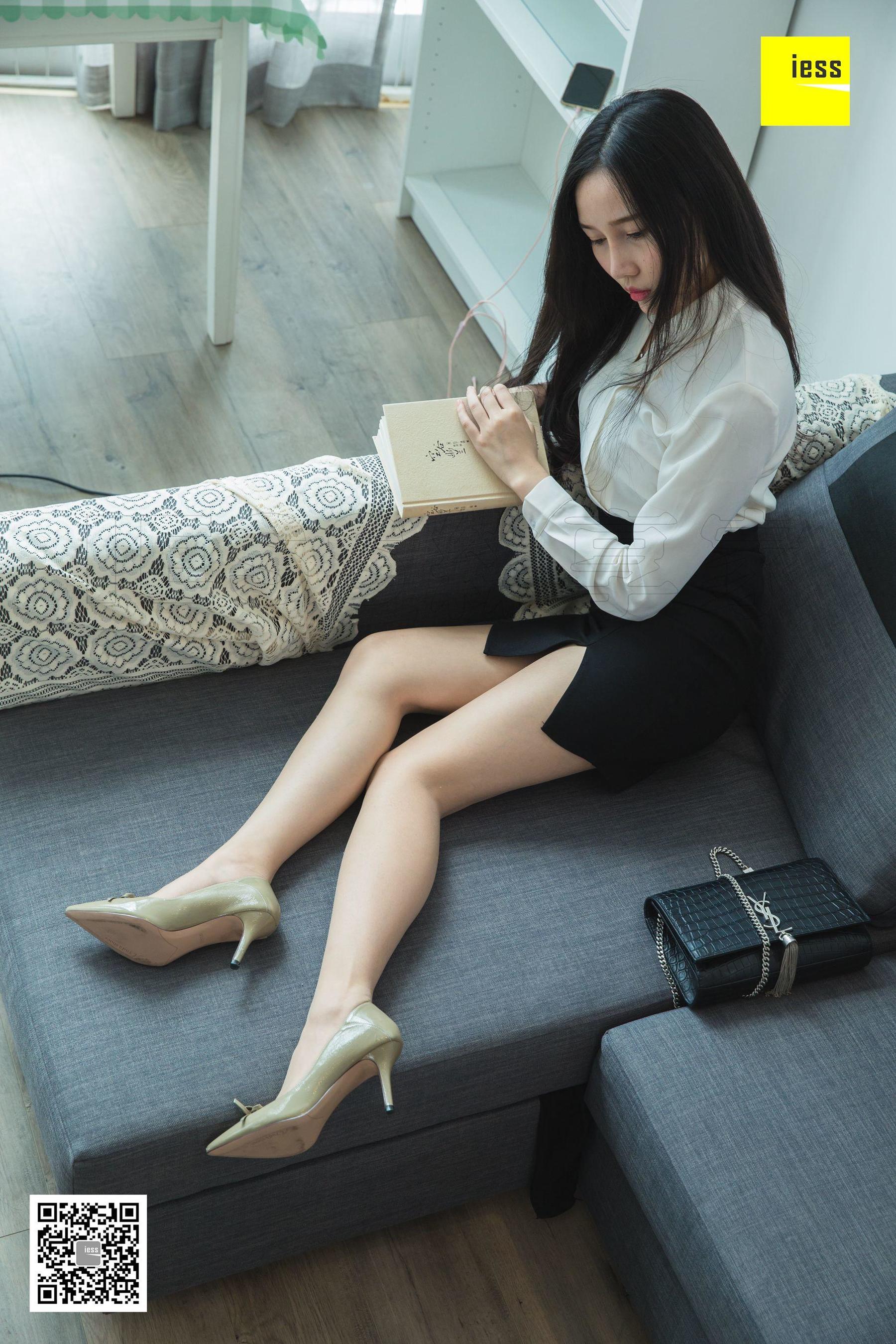 [异思趣向IESS] 模特文欣 《文欣微肉制服美足》_第3张