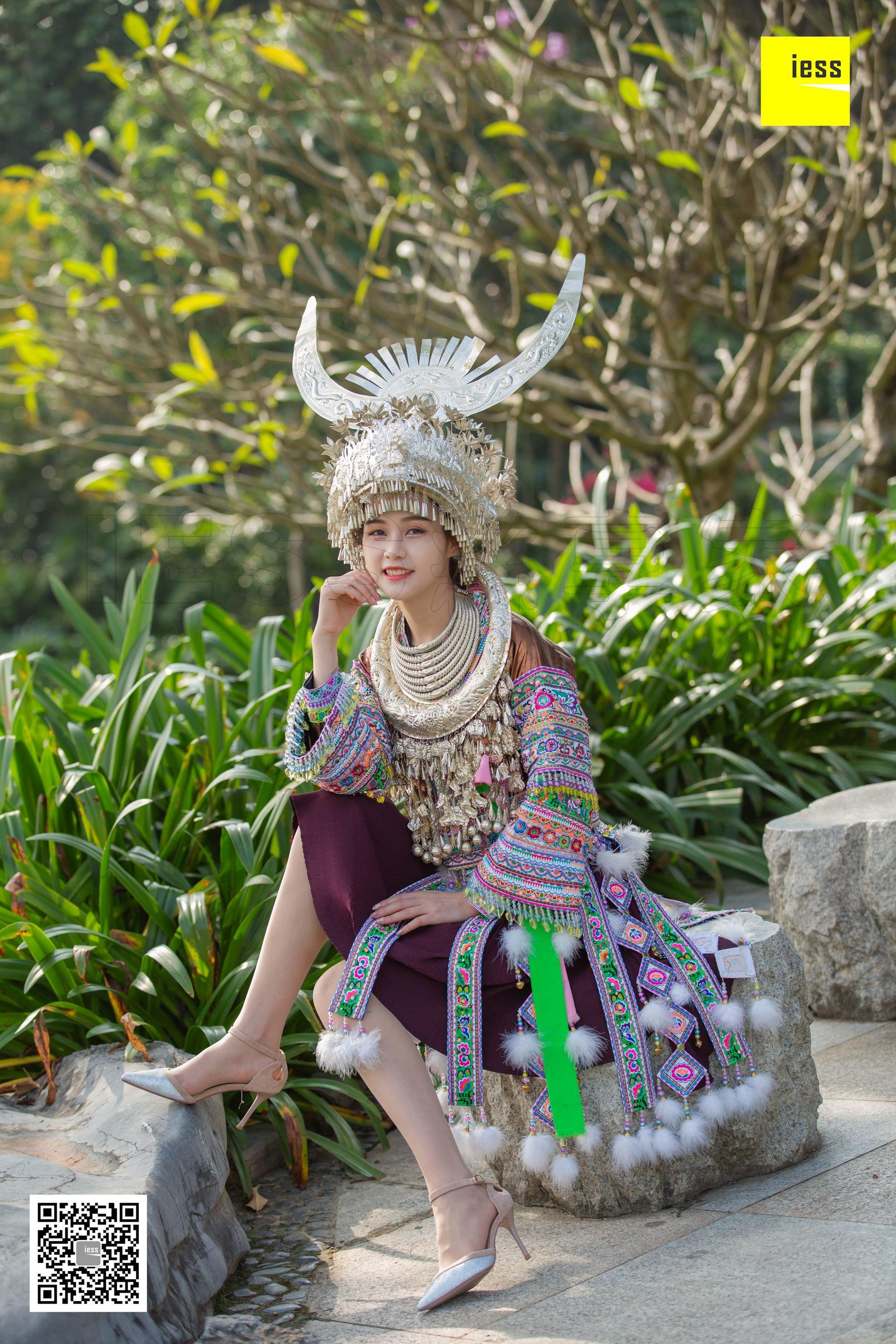 [异思趣向IESS] 模特 九妹《穿丝袜的苗族九妹》_第1张