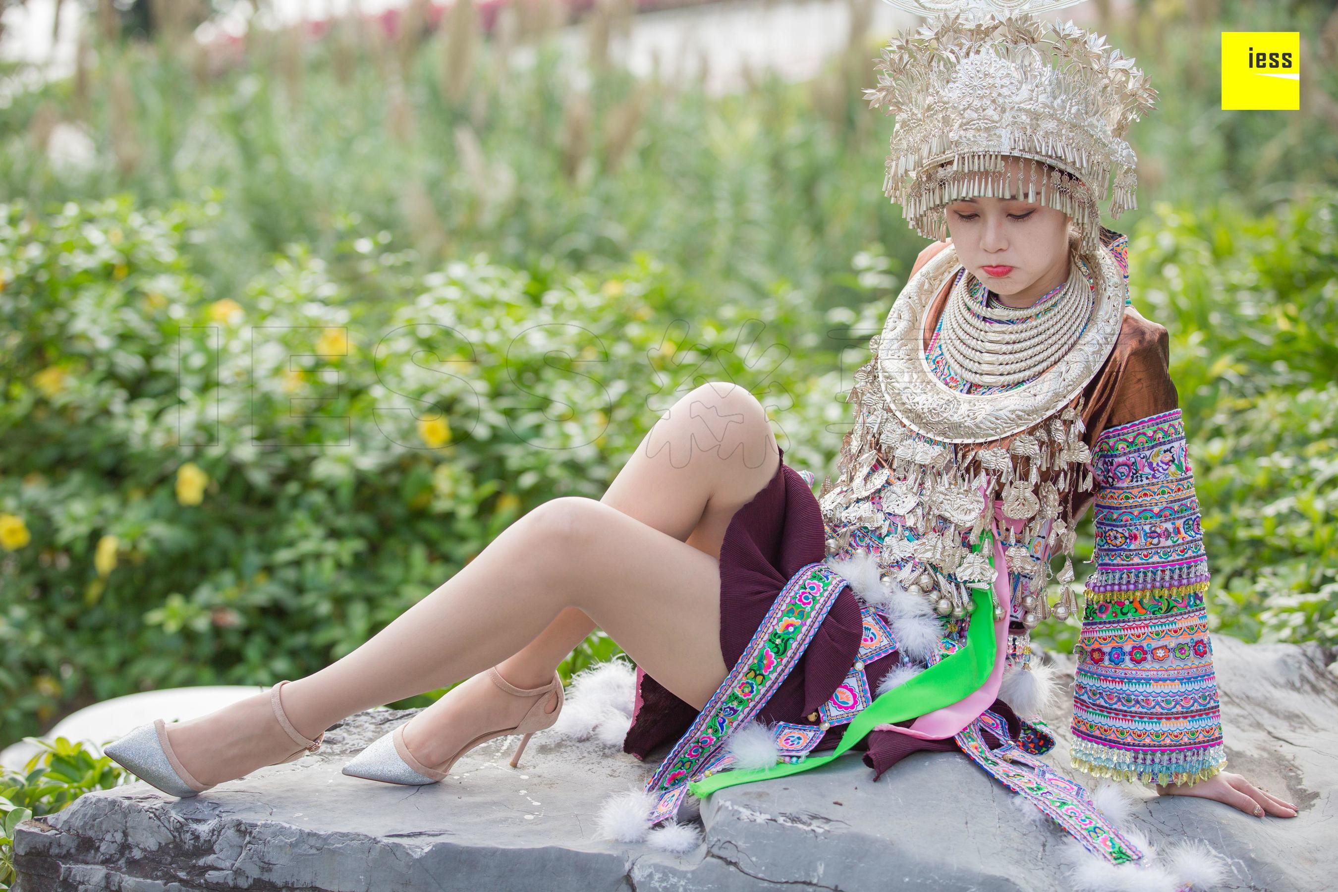 [异思趣向IESS] 模特 九妹《穿丝袜的苗族九妹》_第5张