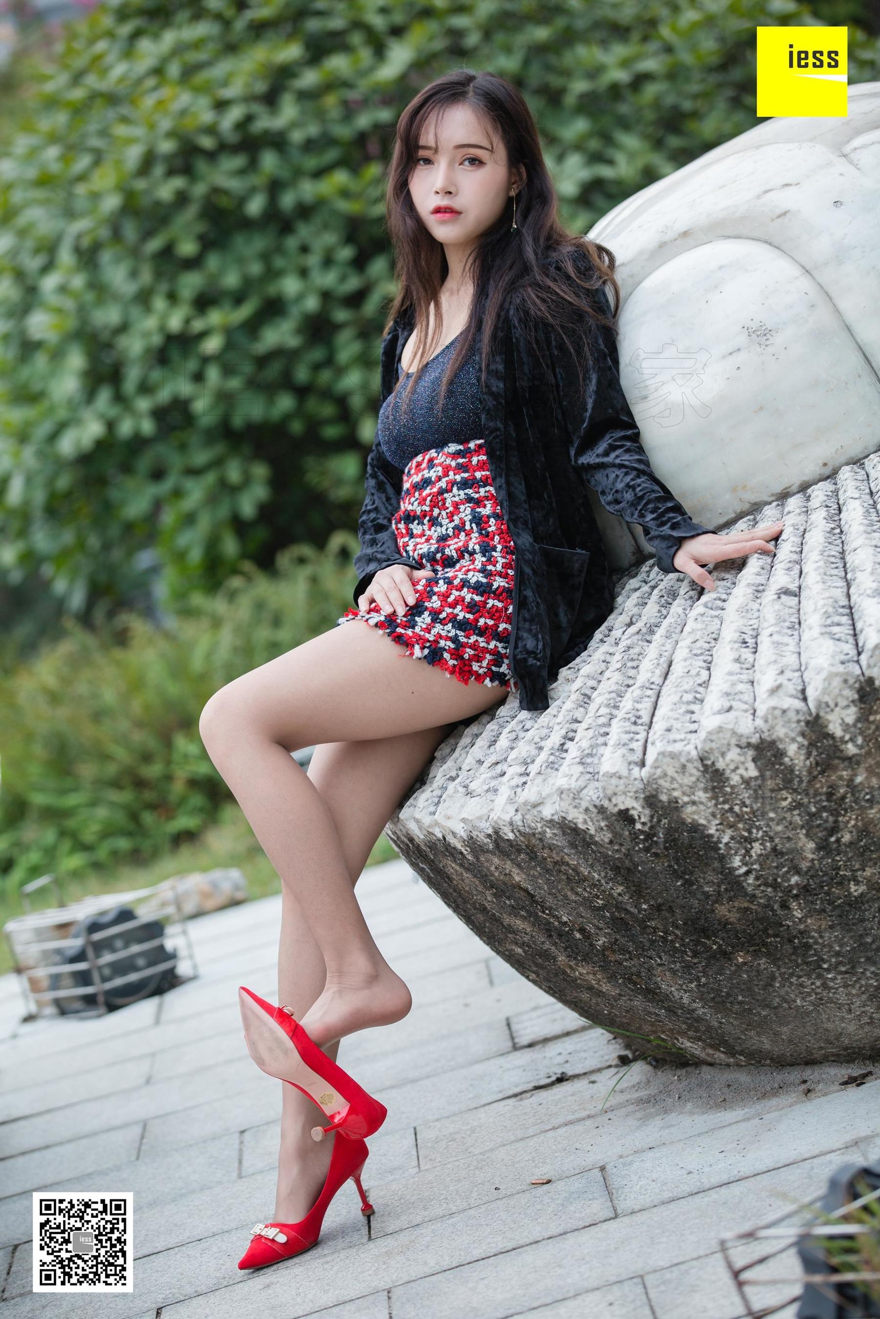 [异思趣向IESS] 模特 小羽 《花丛中的小羽》_第1张