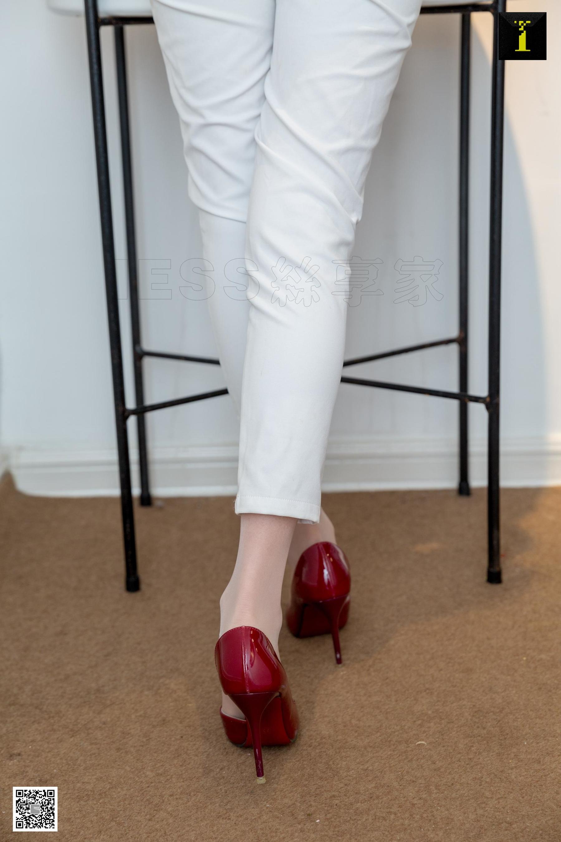 [异思趣向IESS] 模特 婉萍《婉萍简约白色西装裤》_第2张