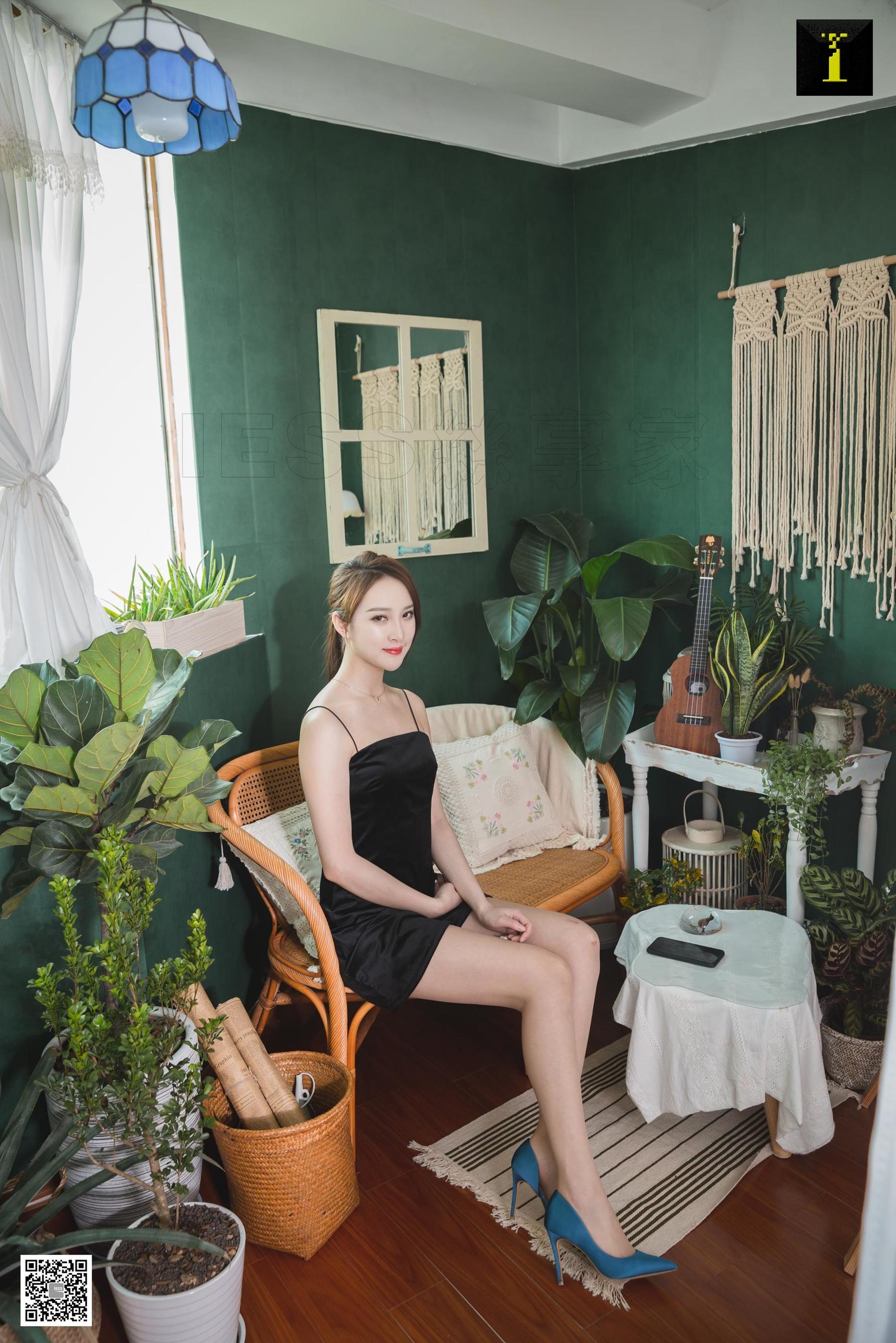 [异思趣向IESS] 模特：云芝《云芝绸面蓝色高跟》_第1张