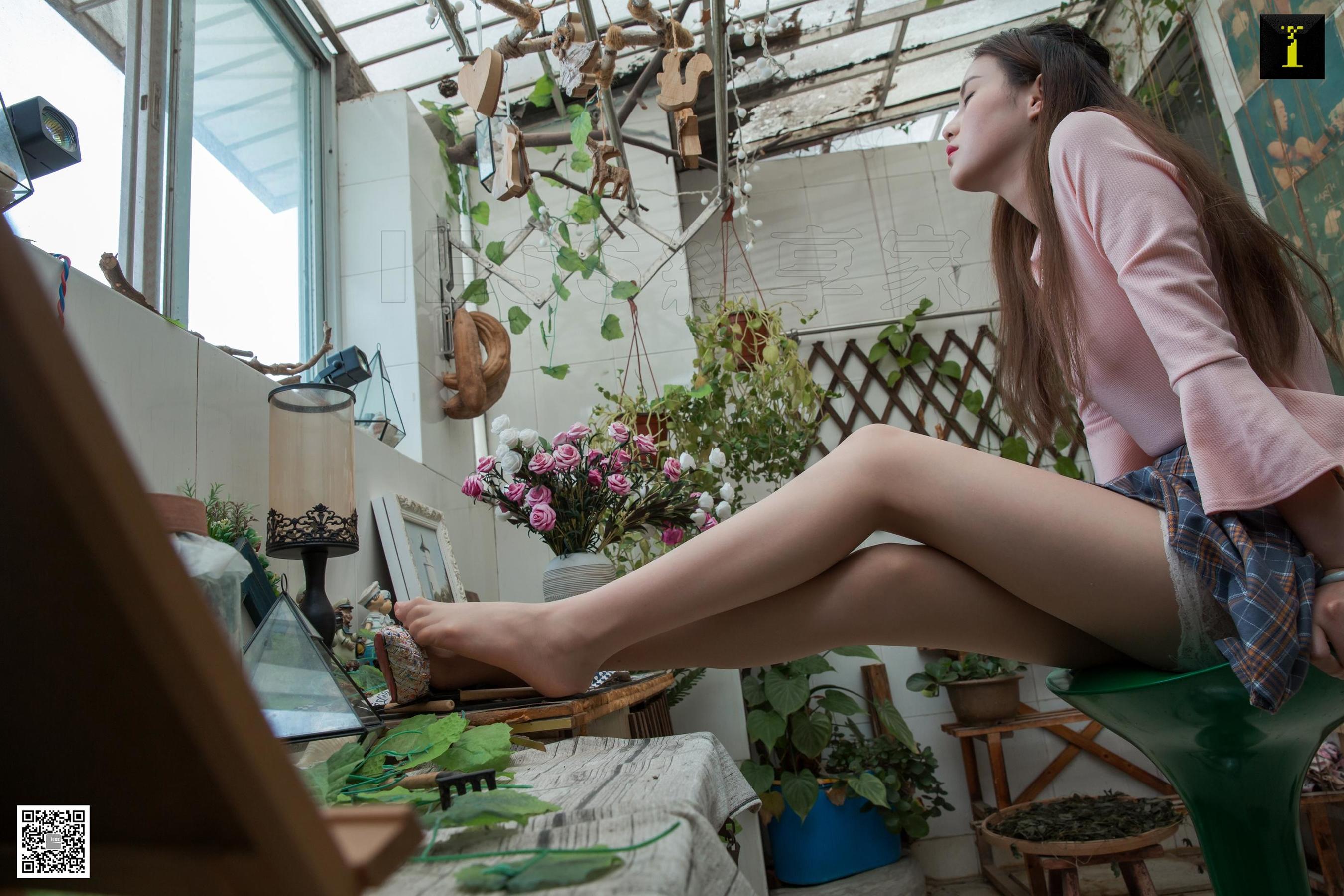 [IESS异思趣向] 模特：九妹 《九妹爬下屋顶后》_第1张