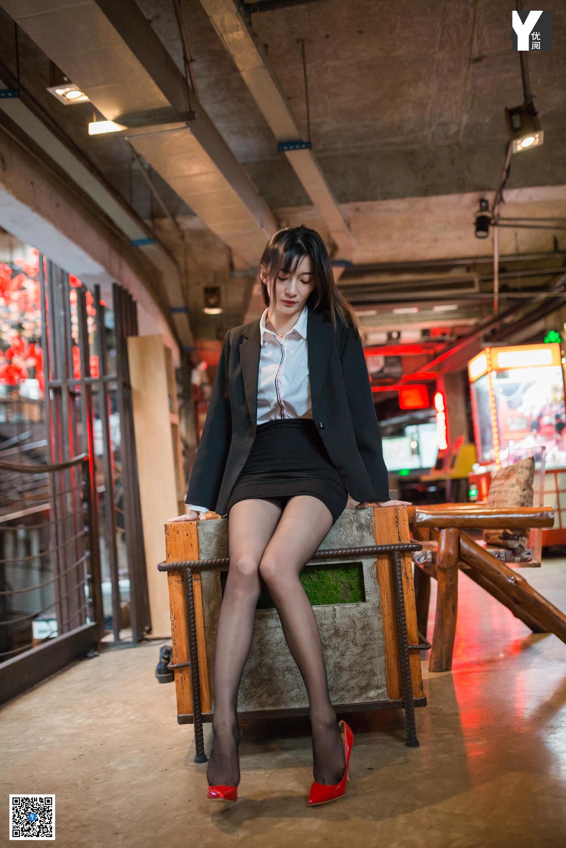 [IESS异思趣向] 模特：秋秋《偏爱红色高跟鞋》_第1张