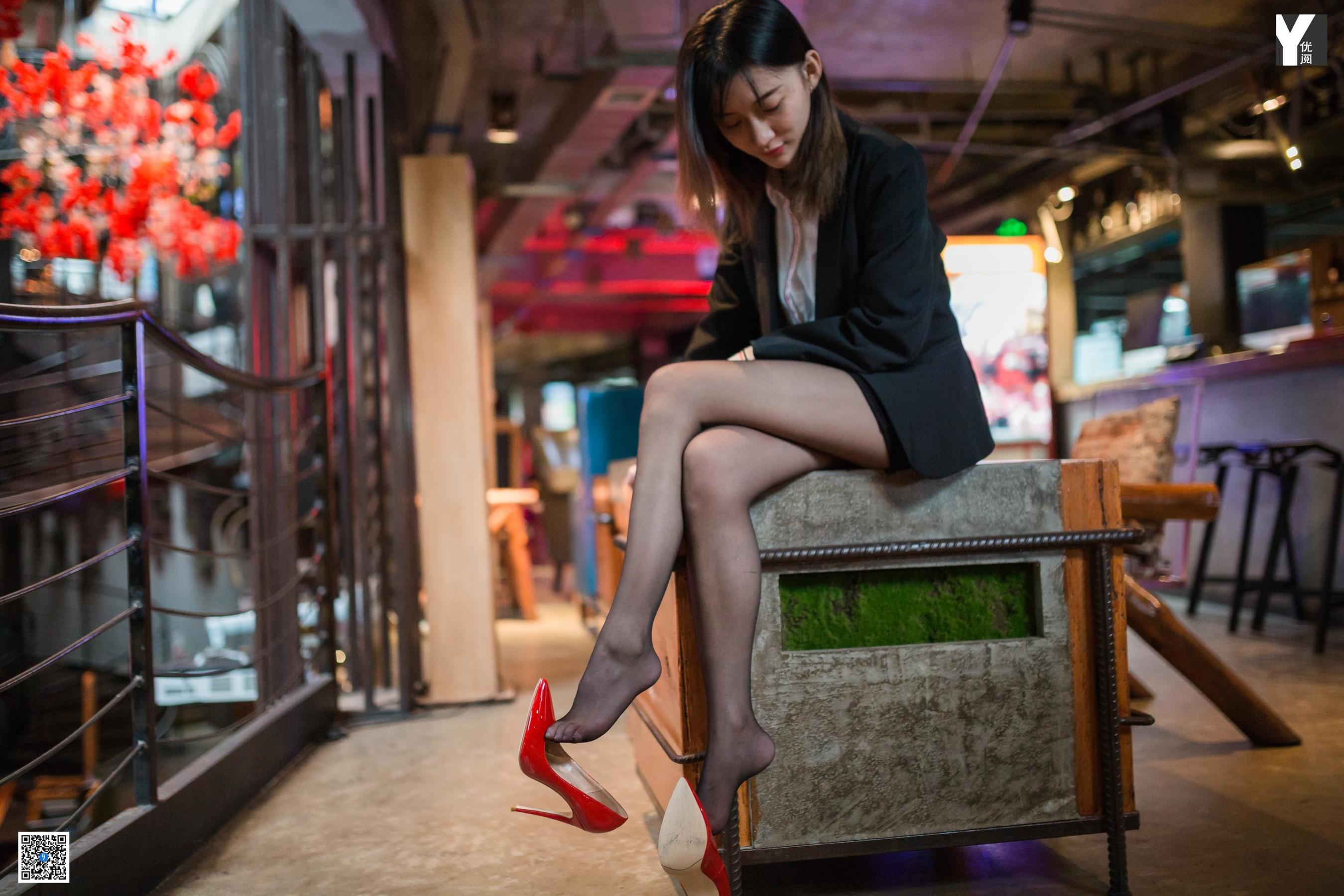 [IESS异思趣向] 模特：秋秋《偏爱红色高跟鞋》_第2张