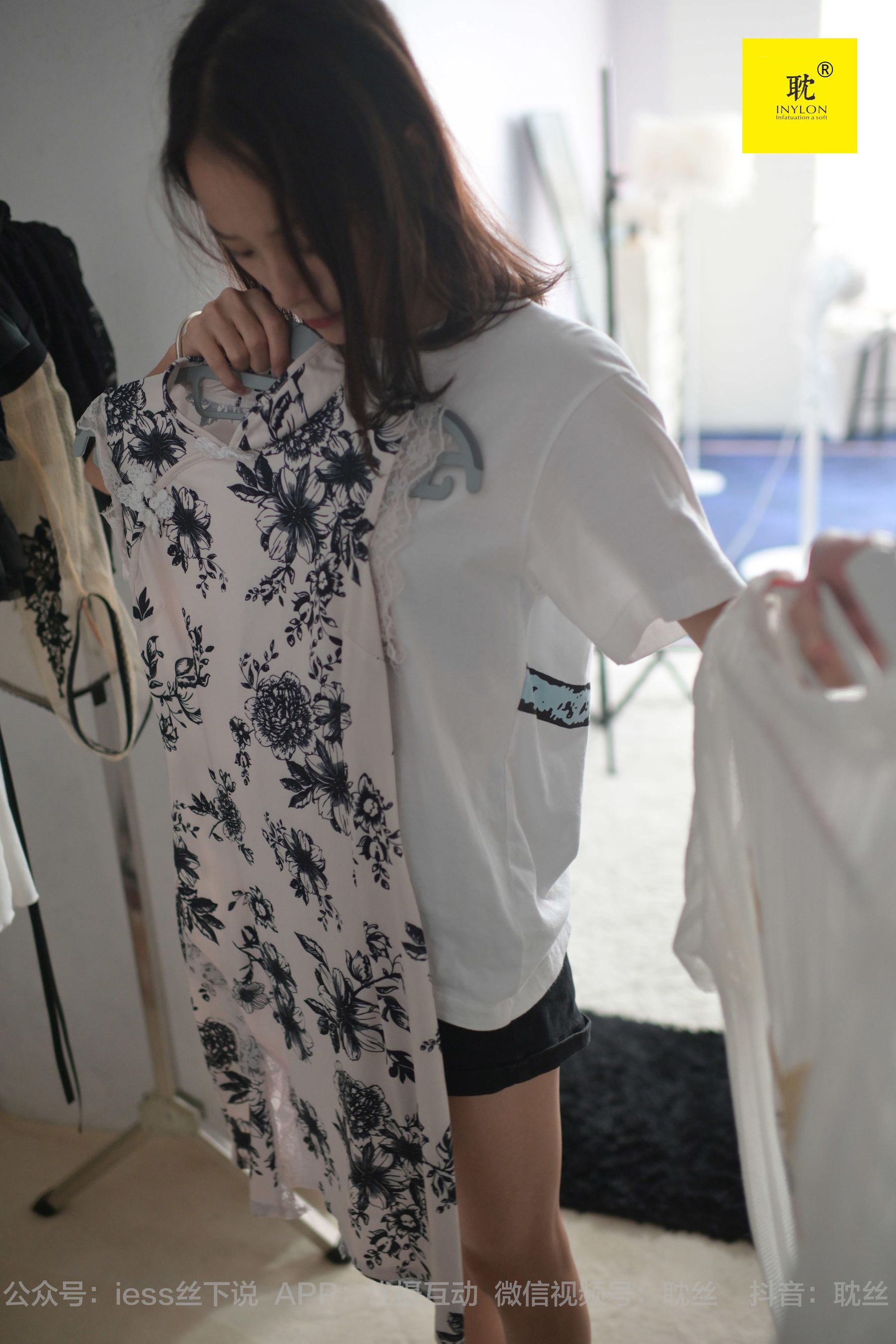 [IESS异思趣向]第N种幻想 孤单的周末② 小六 小裙子+鱼嘴鞋+脱鞋玩水_第4张