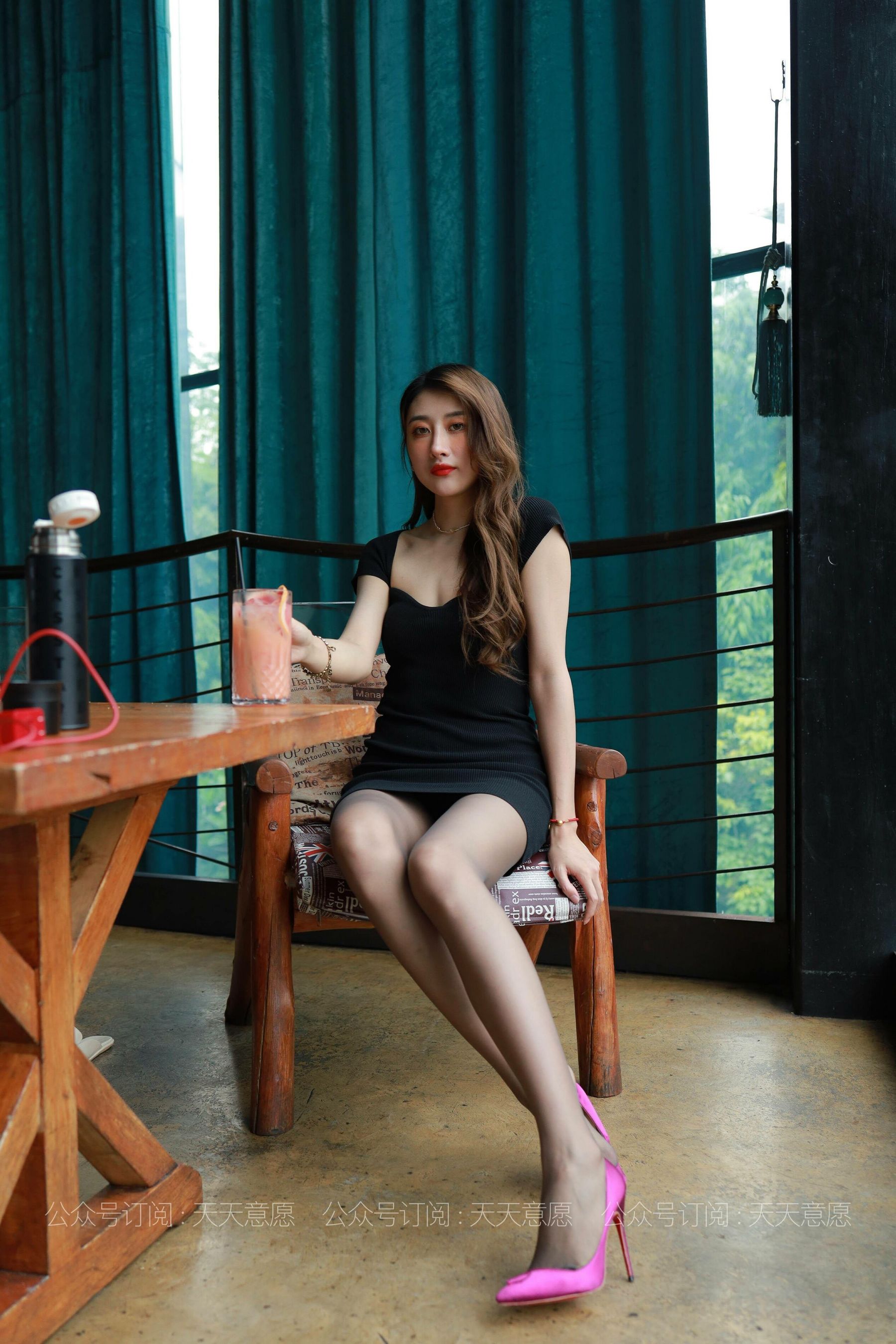 [IESS异思趣向] 丝享家 815：夏夏《灰丝长腿一米二》_第4张