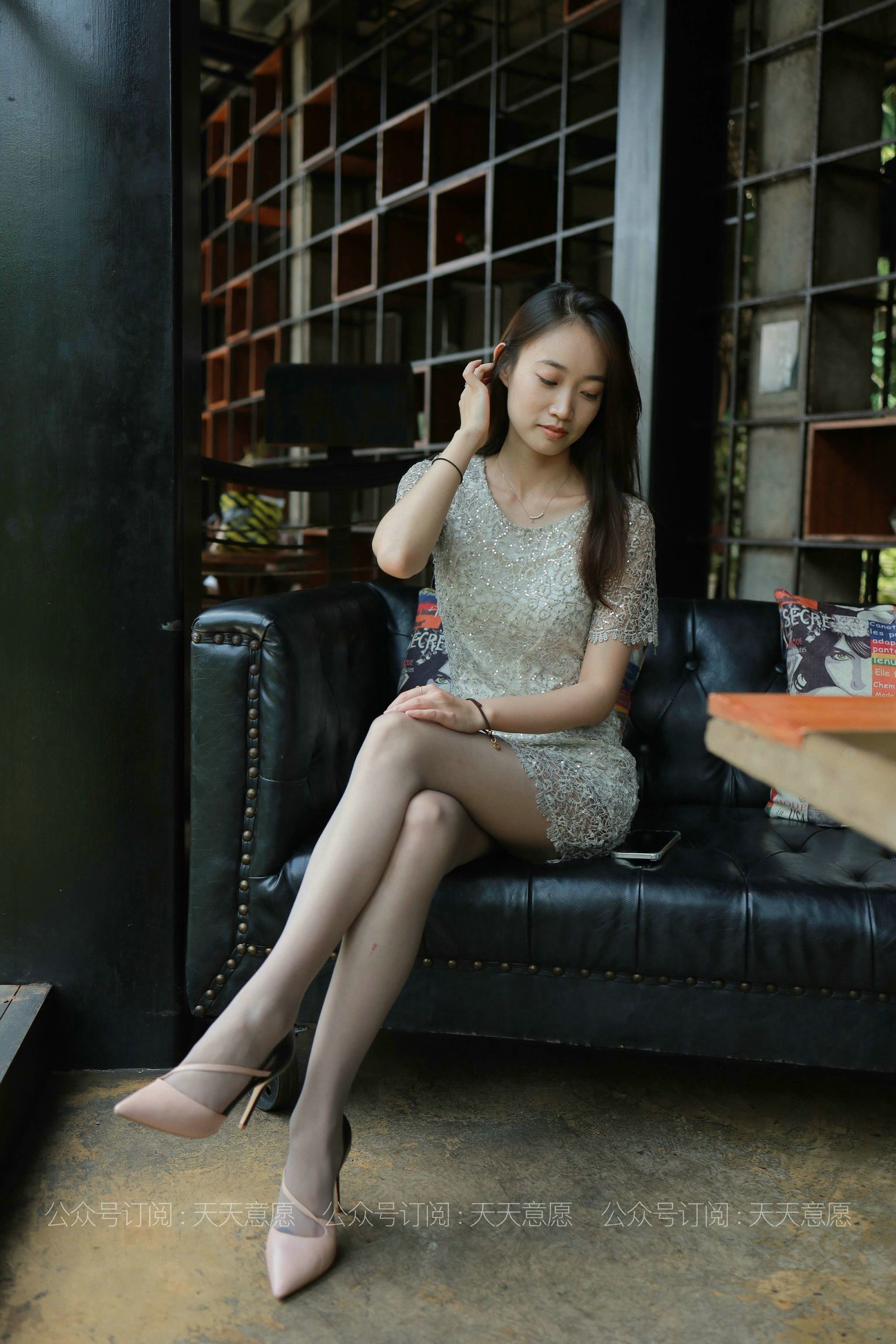 [IESS异思趣向] 丝享家 821：新人小高《初次见面》美腿丝袜套图_第2张