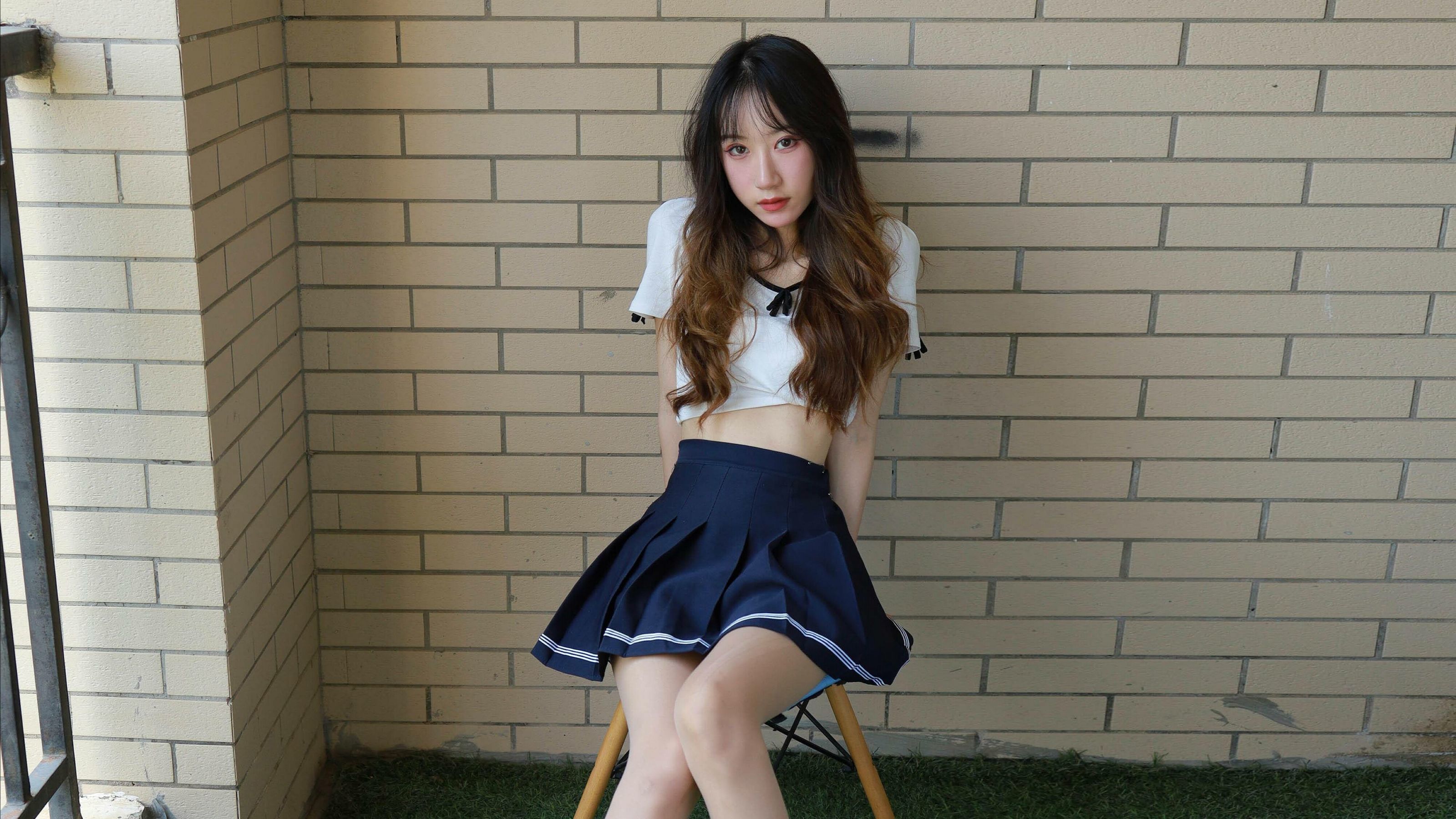 [IESS异思趣向] 丝享家 823：怡怡《长腿少女 新人报道》 丝袜美腿套图_第1张