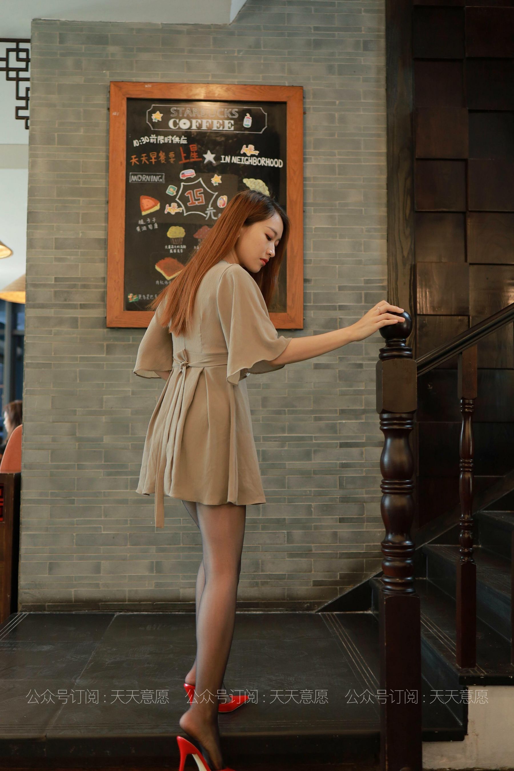 [IESS异思趣向] 丝享家 827：小婕《红色跟底一身轻》 丝袜美腿套图_第4张