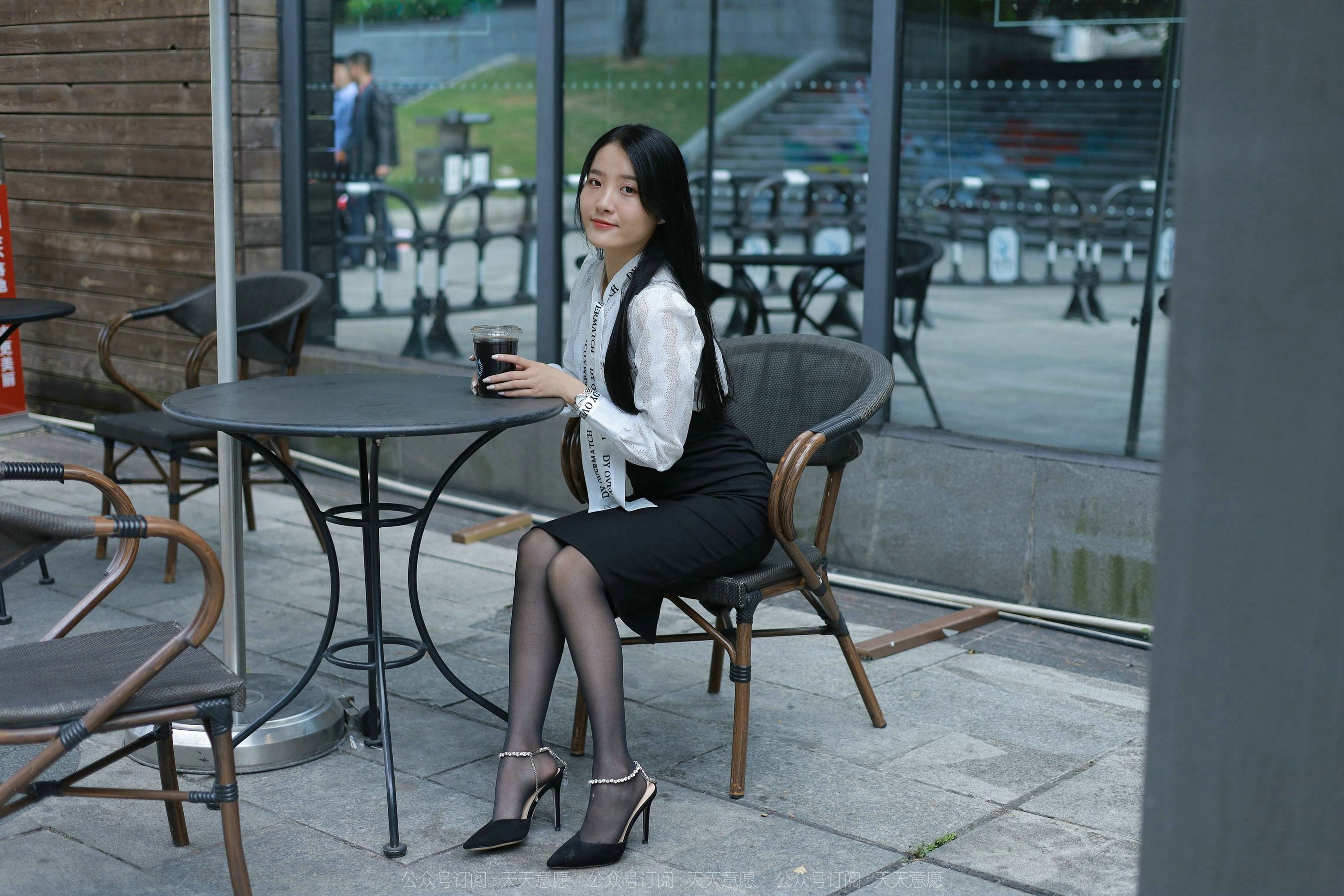 [异思趣向IESS] 模特 婉萍 《性感OL窄裙》_第1张