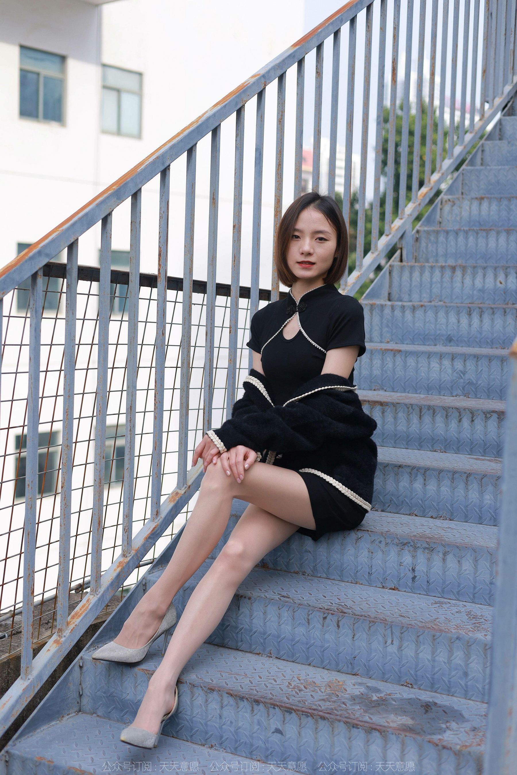 [异思趣向IESS] 模特 小六 《黑色旗袍肉色丝》_第3张