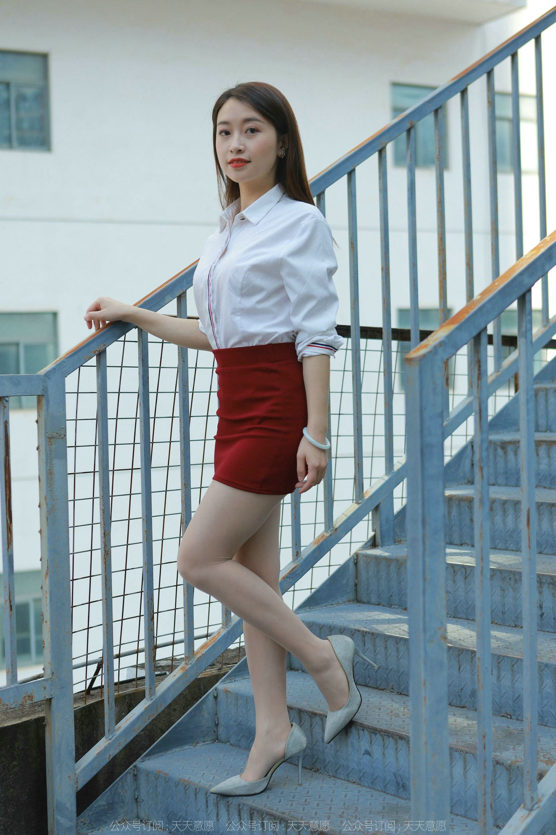 [异思趣向IESS] 模特 小婕 《性感红色包臀裙》_第1张