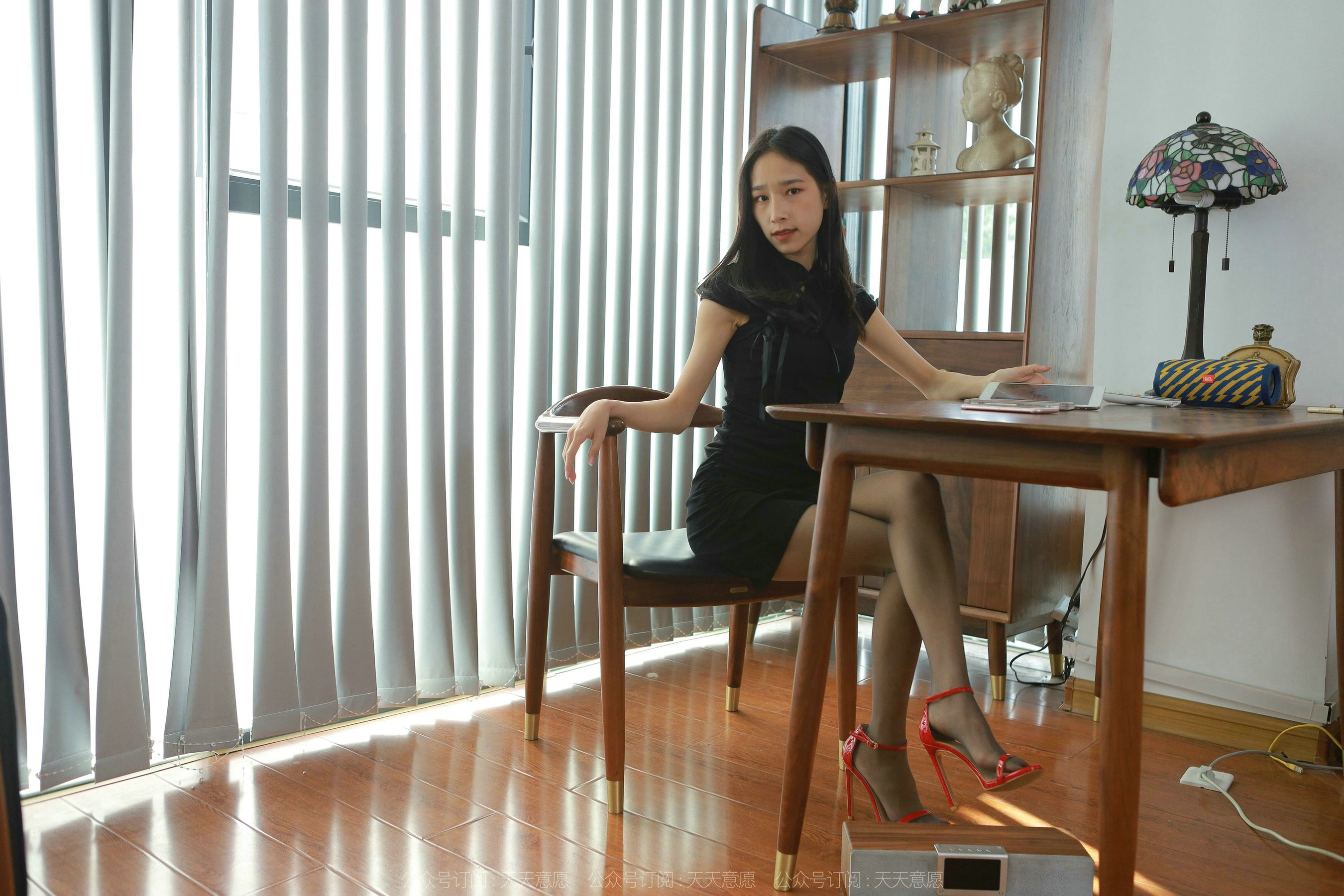 [异思趣向IESS] 模特 美子 《办公桌下的红色》_第1张