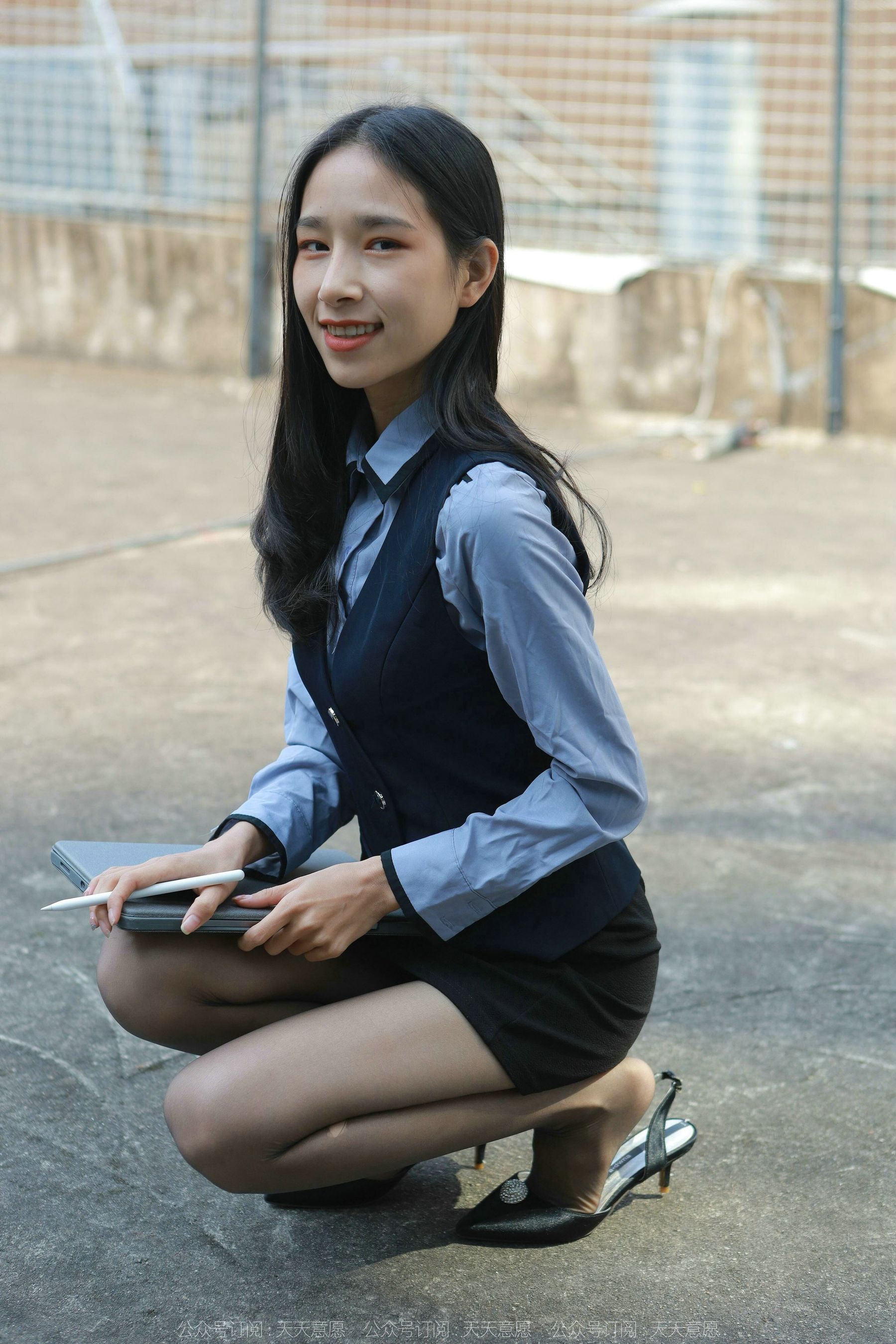 [异思趣向IESS] 模特 美子 《职业包臀裙黑丝》_第4张