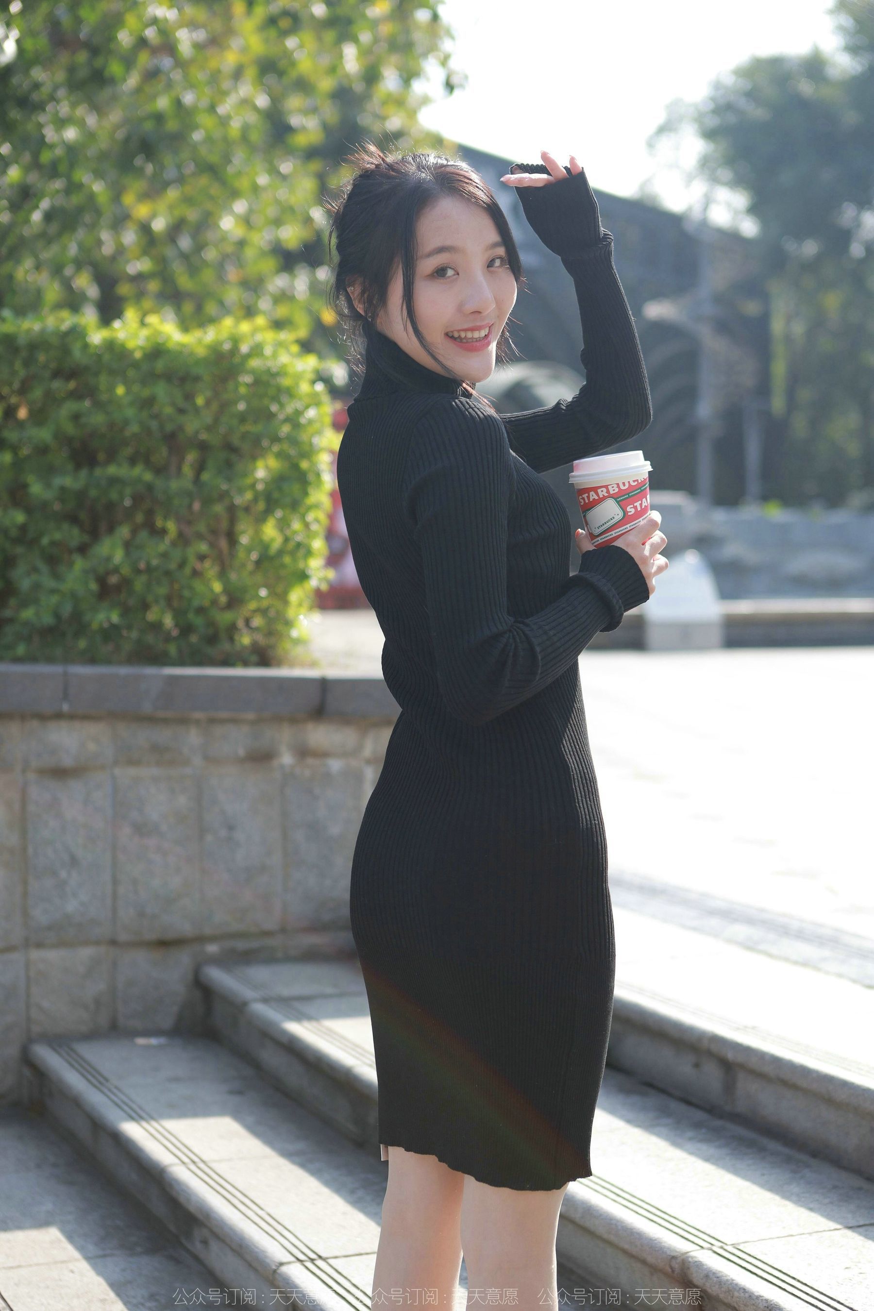 [IESS异思趣向] 模特：婉萍 《黑色包臀裙》_第1张