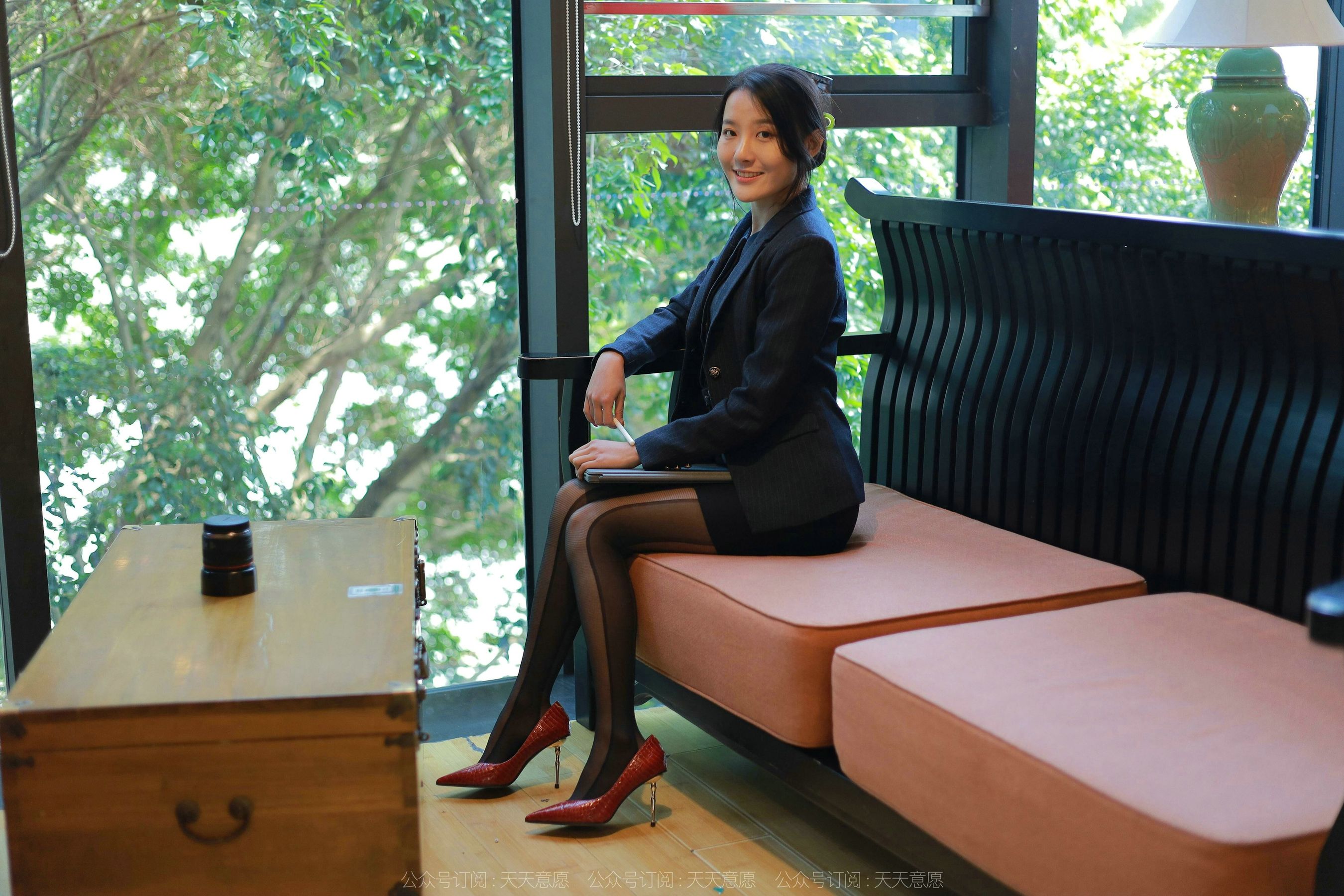 [异思趣向IESS] 模特：婉萍《OL嘿丝玉姐》_第1张