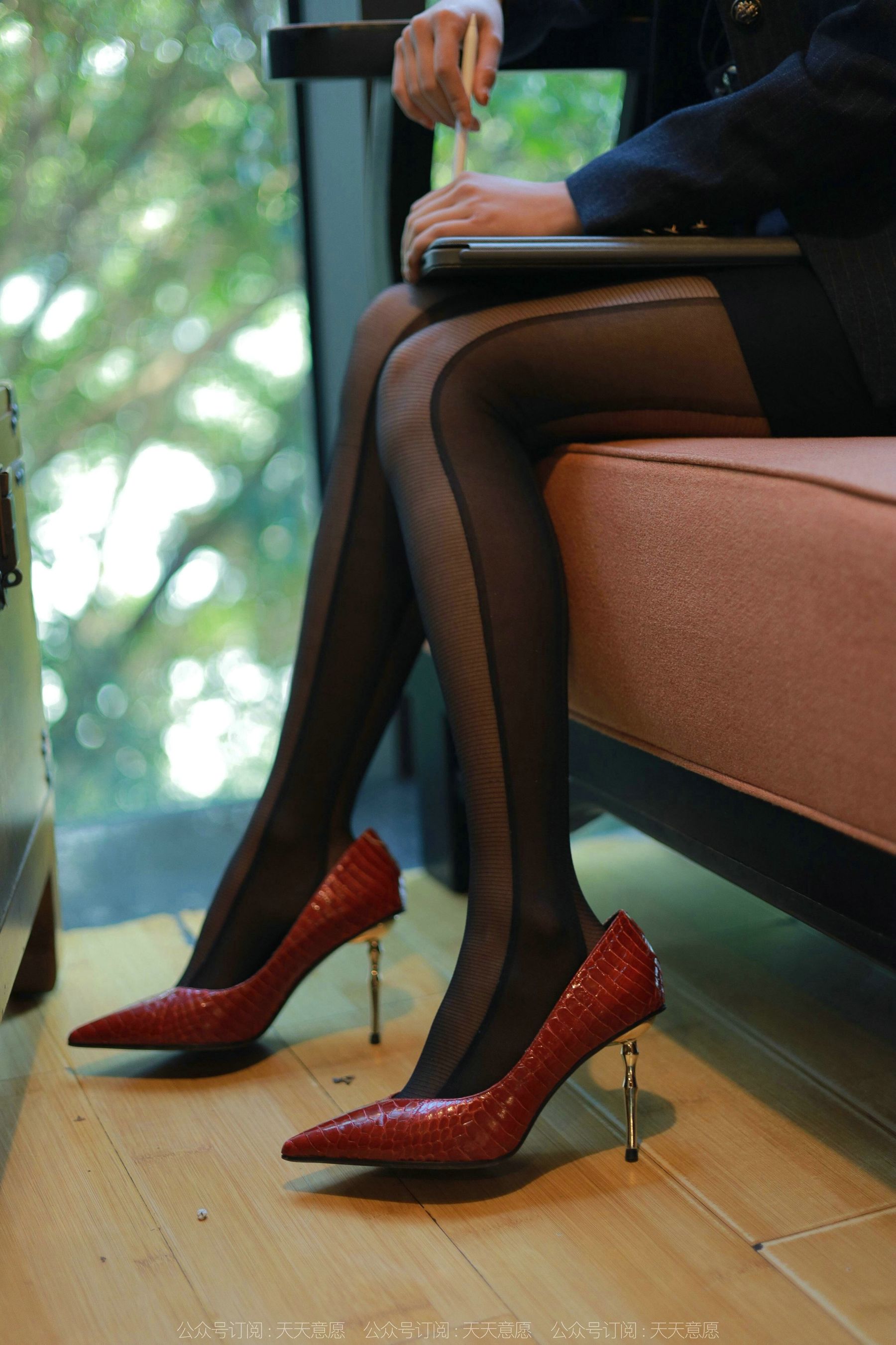 [异思趣向IESS] 模特：婉萍《OL嘿丝玉姐》_第2张