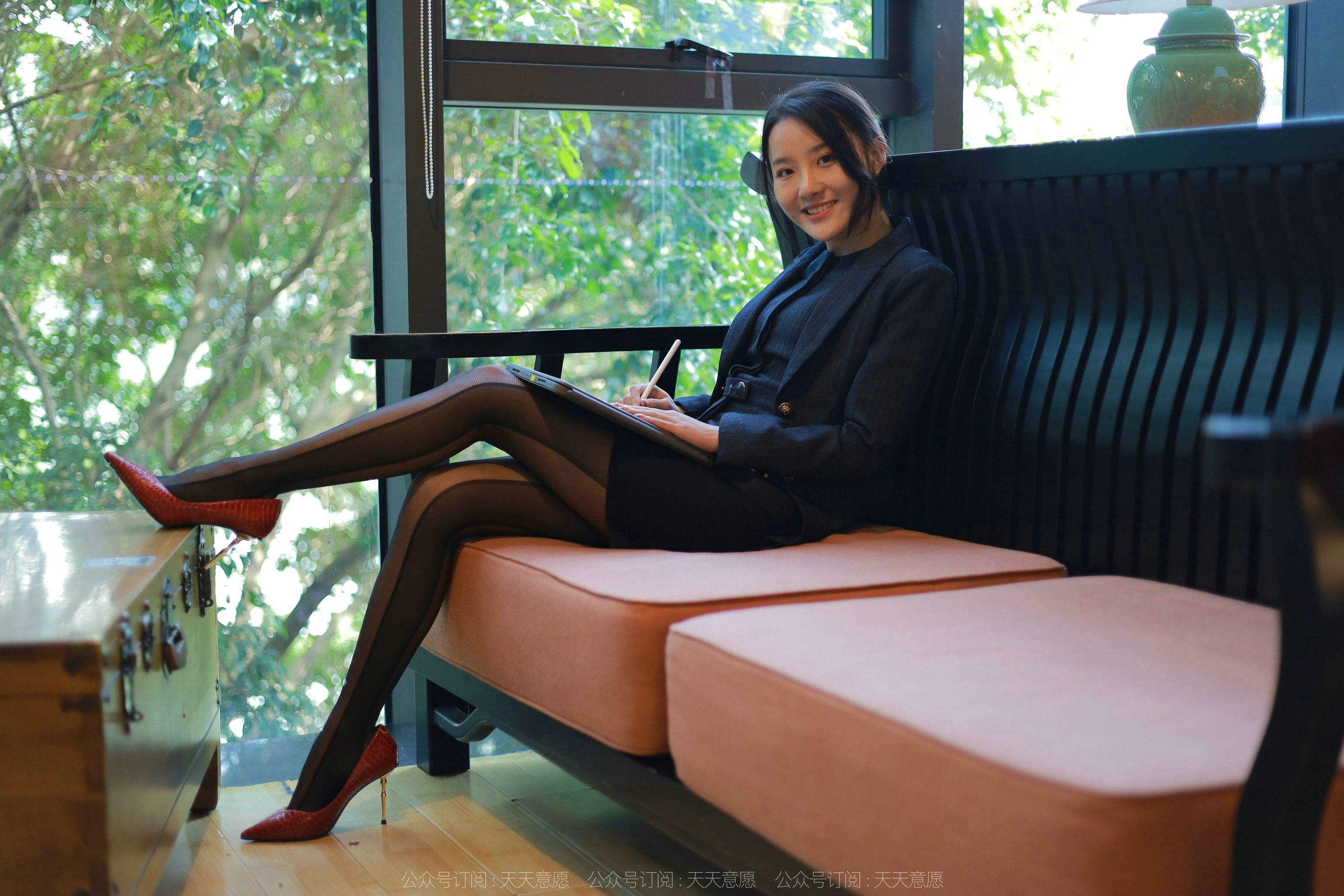 [异思趣向IESS] 模特：婉萍《OL嘿丝玉姐》_第5张