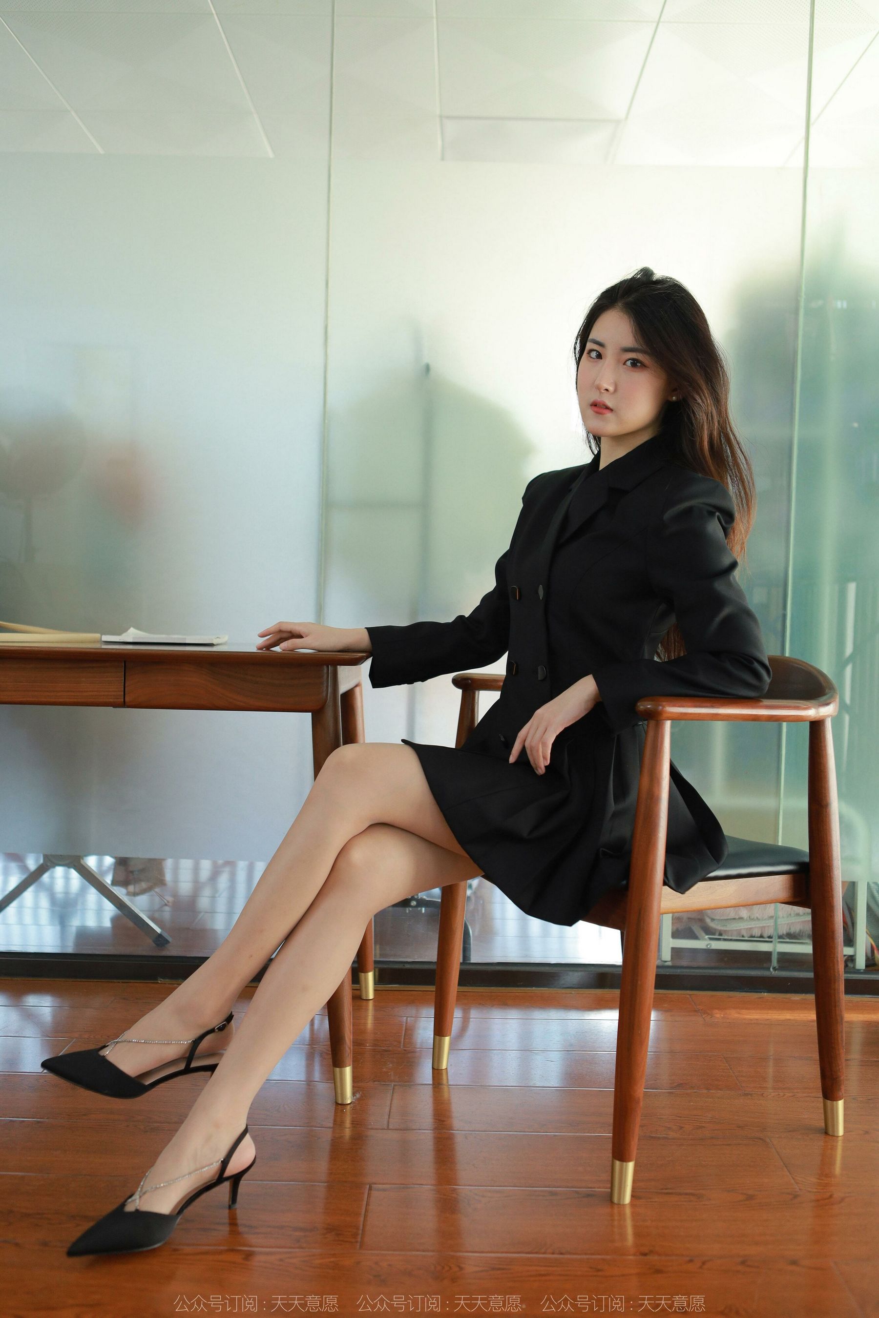 [异思趣向IESS] 模特：小宝《黑色百褶裙》_第3张