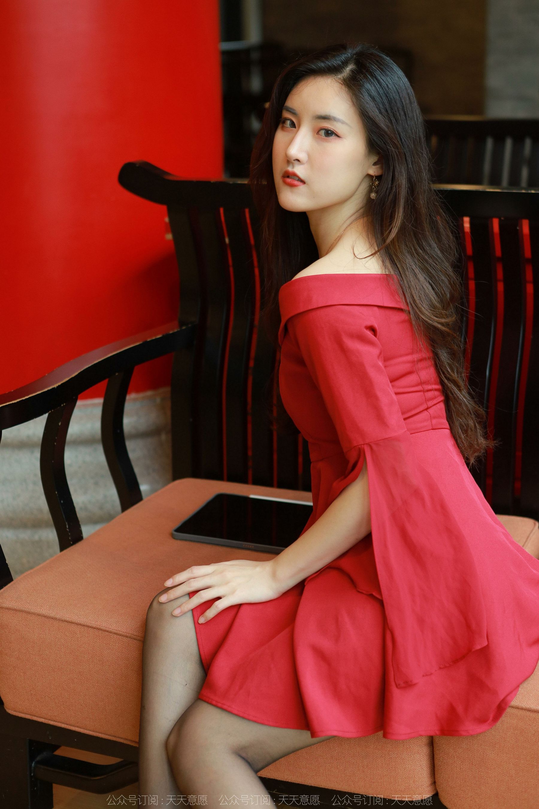 [异思趣向IESS] 模特：小宝 《红裙女神》_第2张