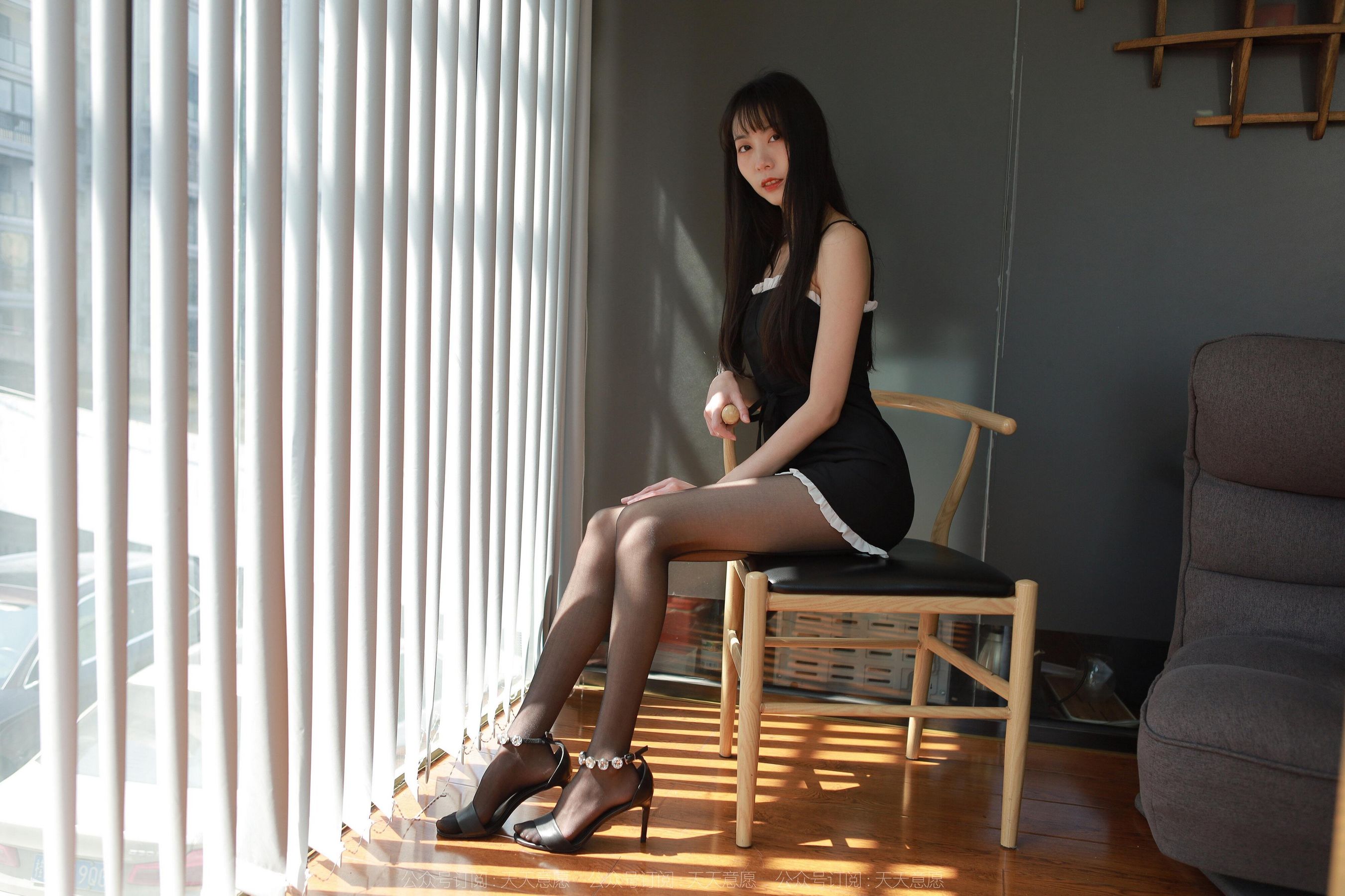 [异思趣向IESS] 模特：团团 《黑丝闪闪》_第1张