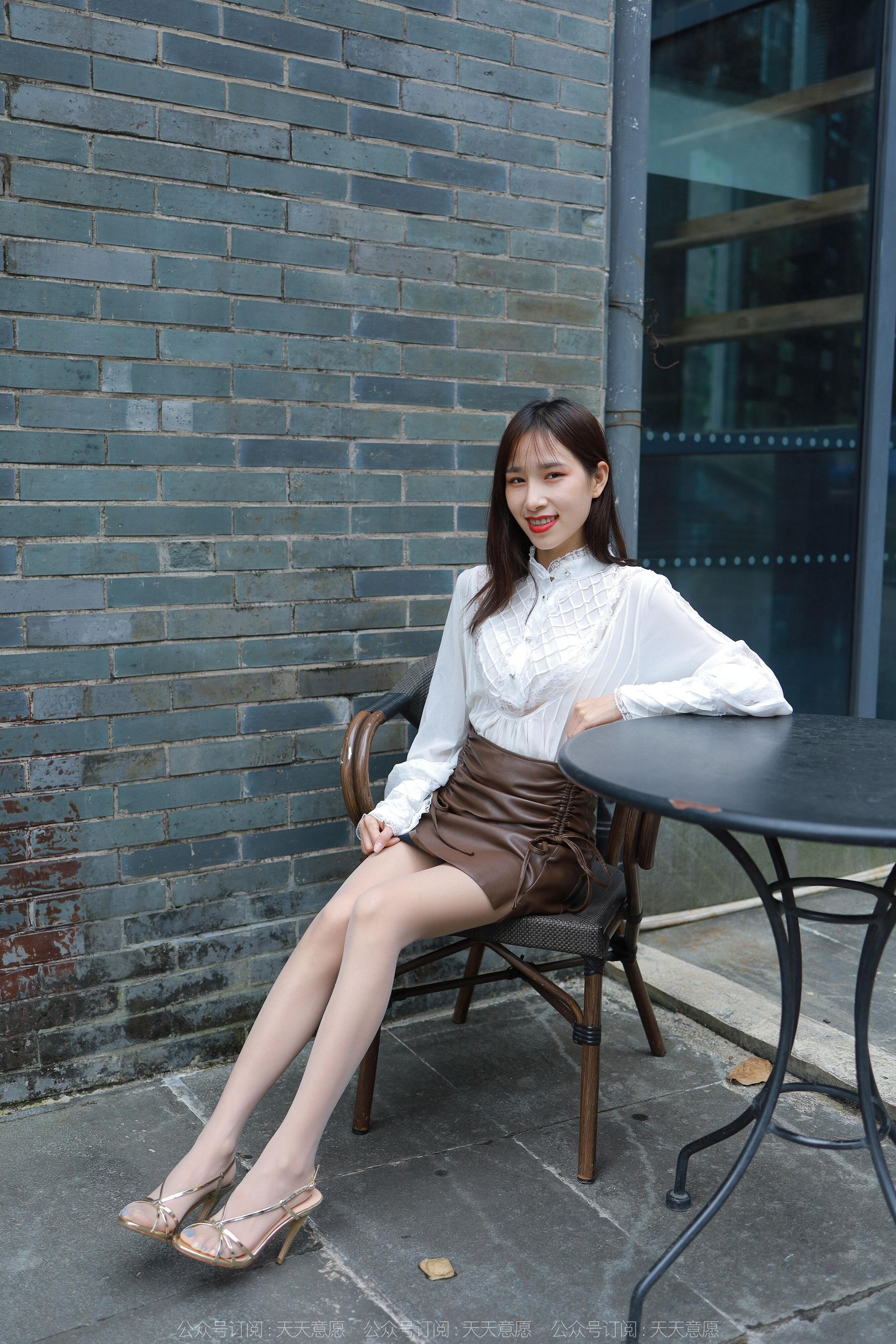 [异思趣向IESS] 模特：美子 《金色凉鞋》_第1张