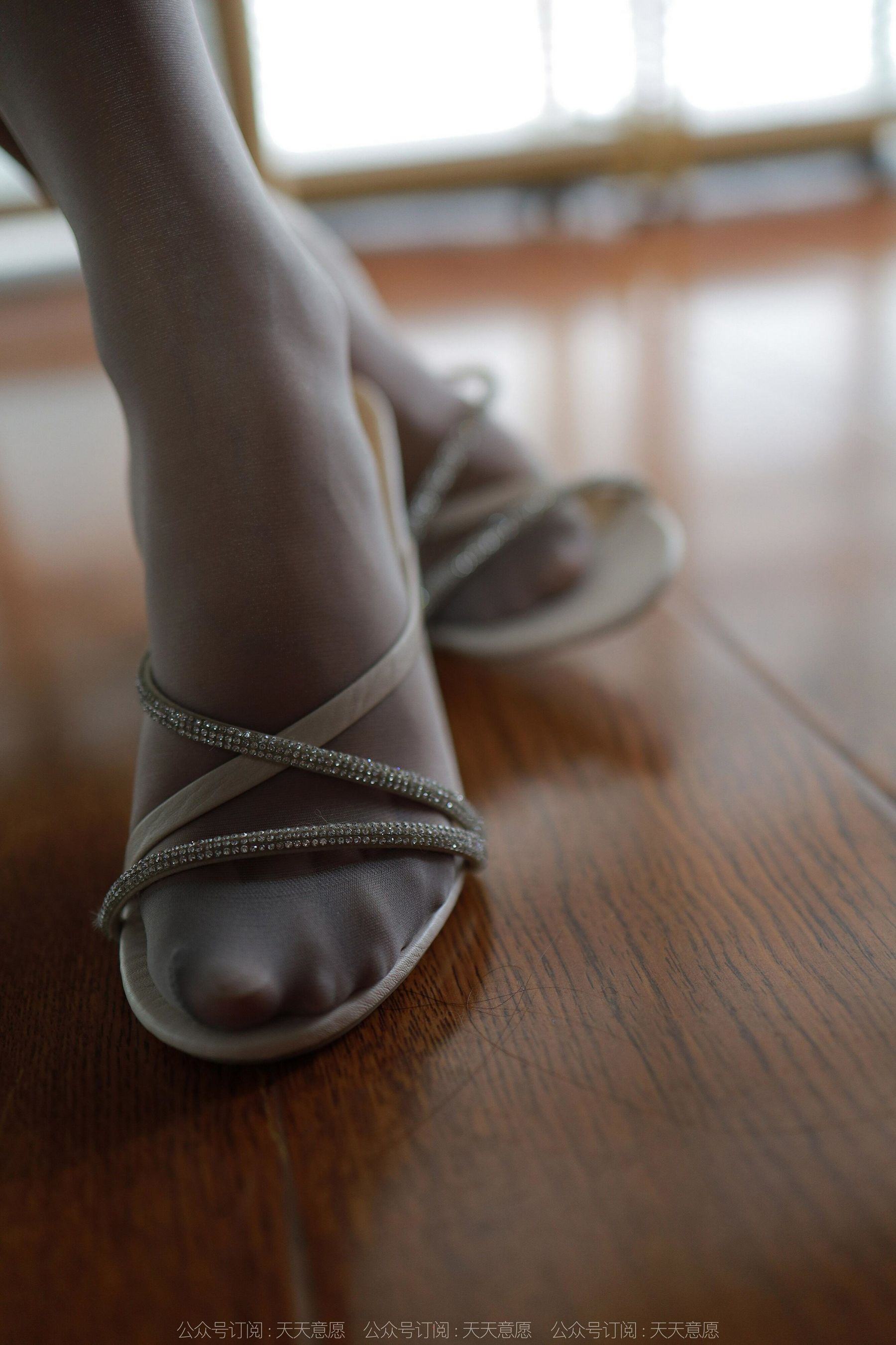 [IESS异思趣向]  模特：婉萍 《灰丝凉鞋》_第2张