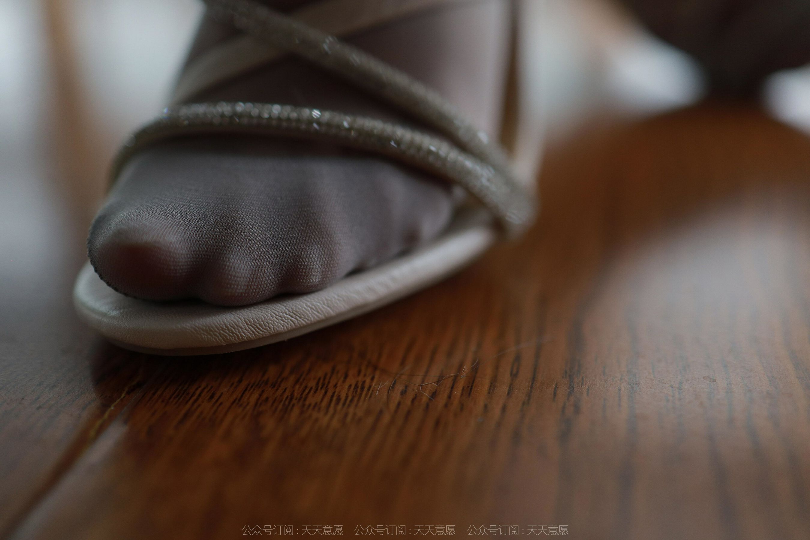 [IESS异思趣向]  模特：婉萍 《灰丝凉鞋》_第3张