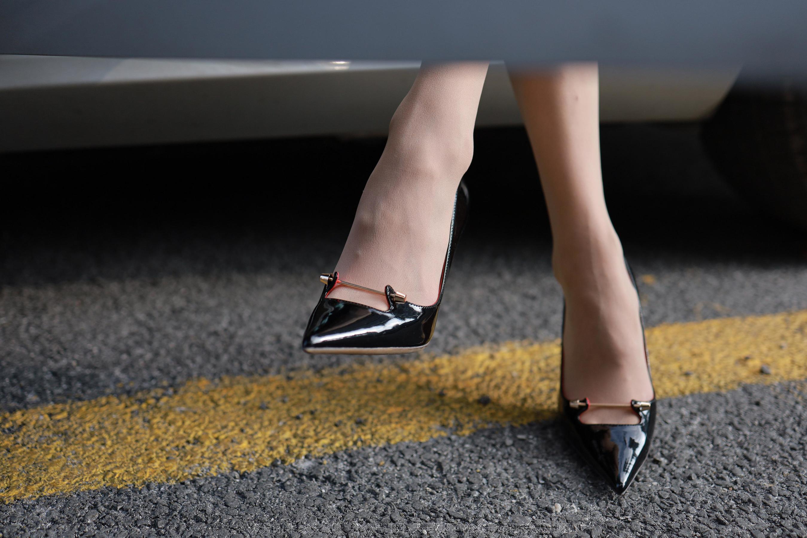 IESS异思趣向 - 模特：小六 《车内办公》_第2张