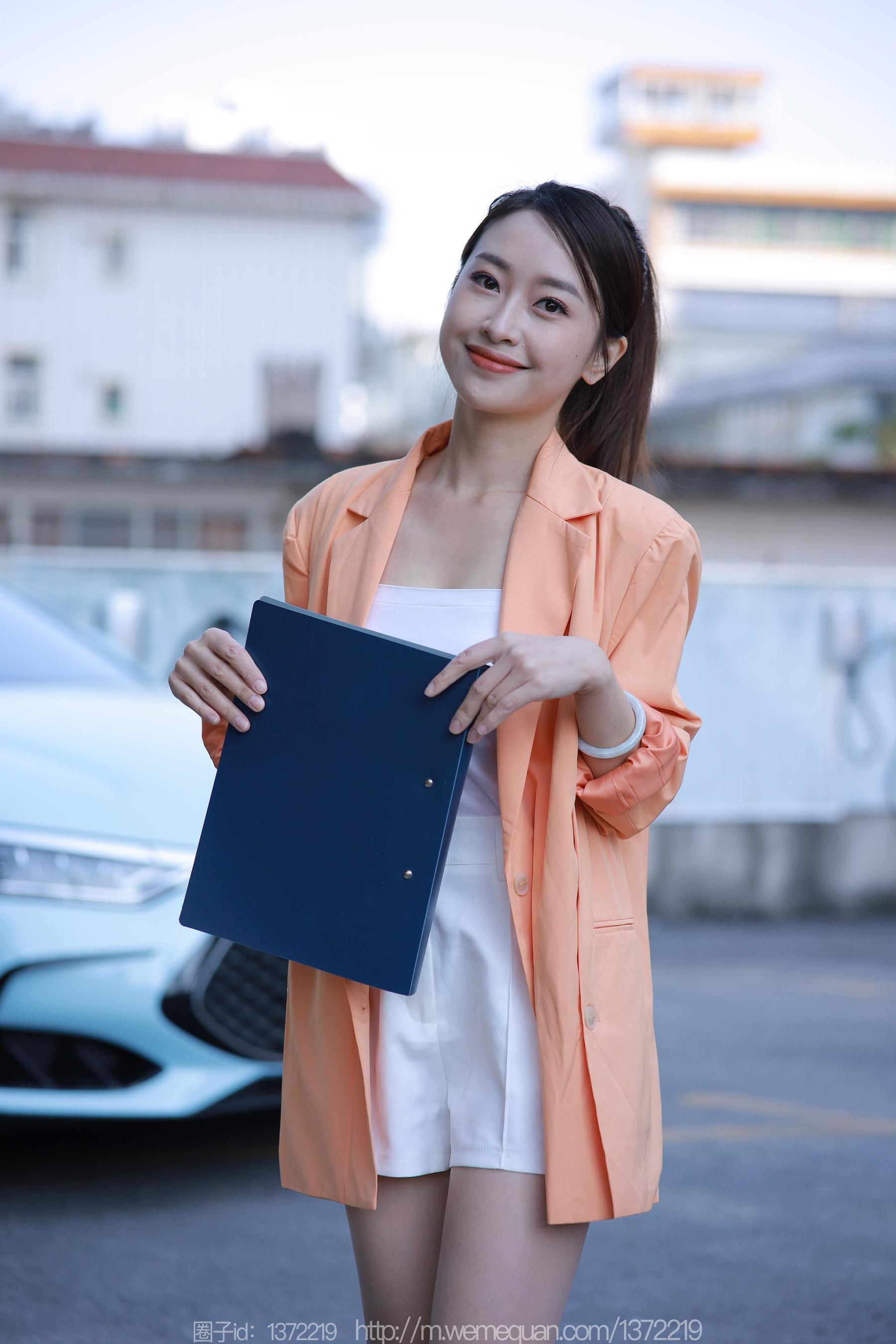 IESS异思趣向 - 模特：小婕 《橙色外套》_第1张