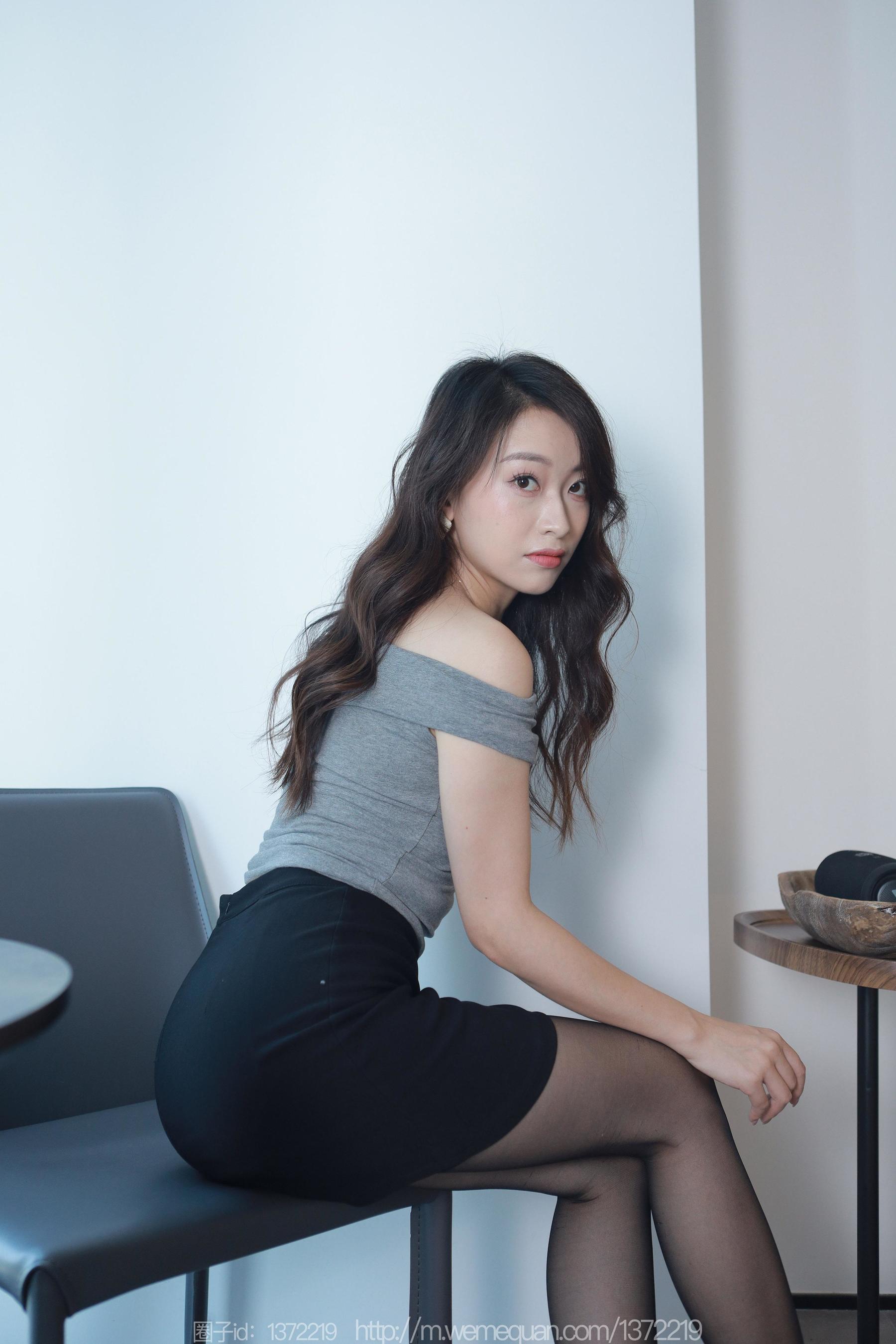 IESS异思趣向 - 模特：小婕 《紧身的包臀裙》_第2张