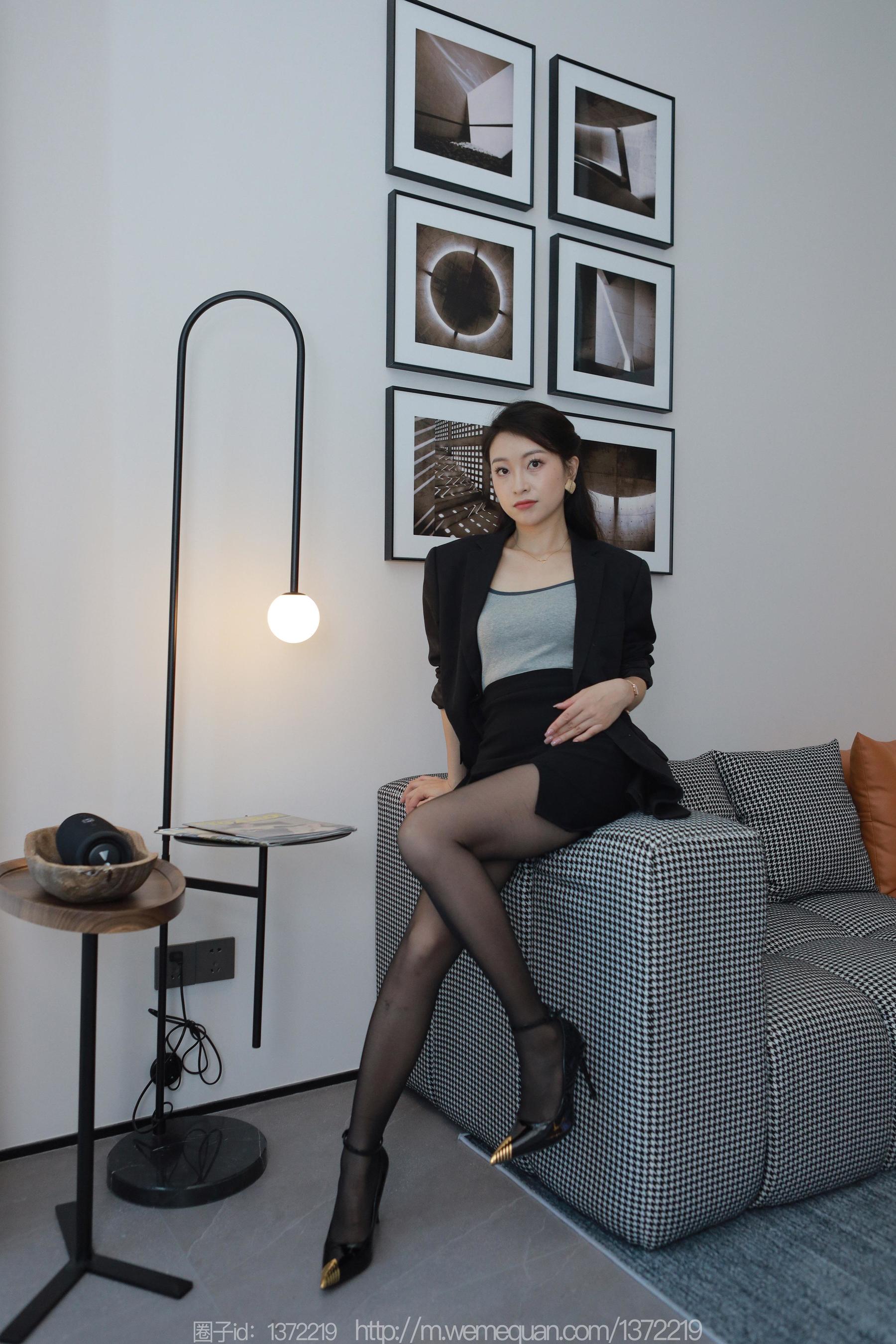 IESS异思趣向 - 模特：小婕 《黑金高跟鞋》_第1张