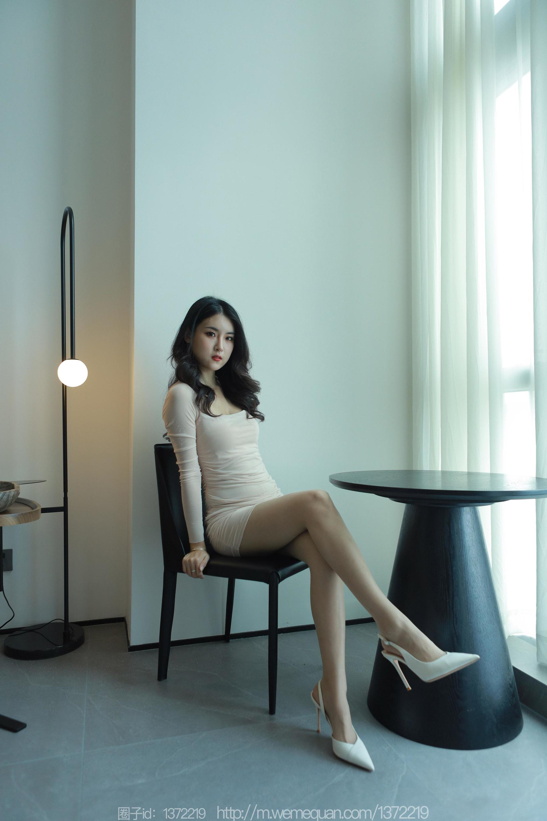 IESS异思趣向 - 模特：小宝 《浅色包臀裙》_第1张