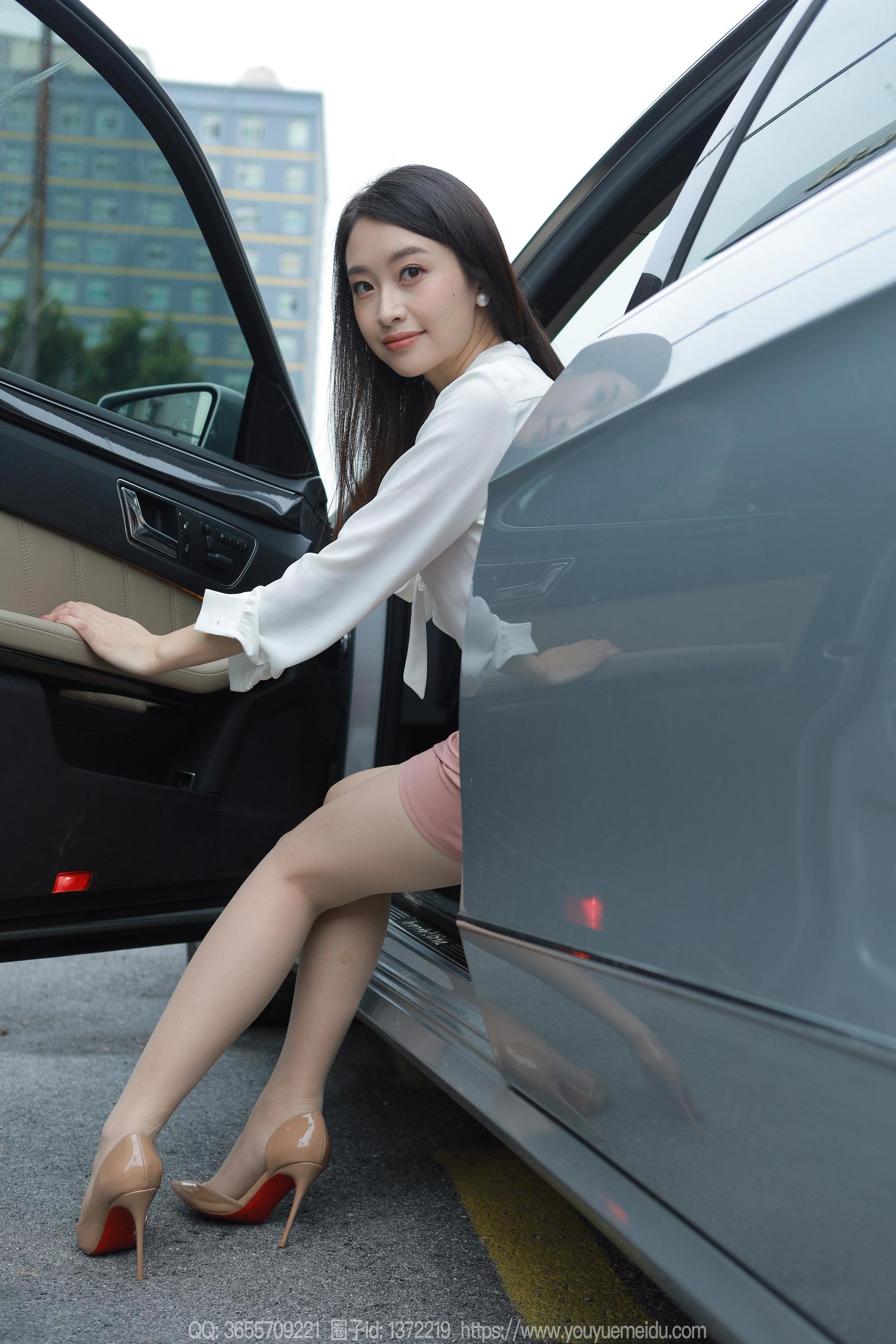 IESS异思趣向 - 模特：小婕 《车里车外》_第1张