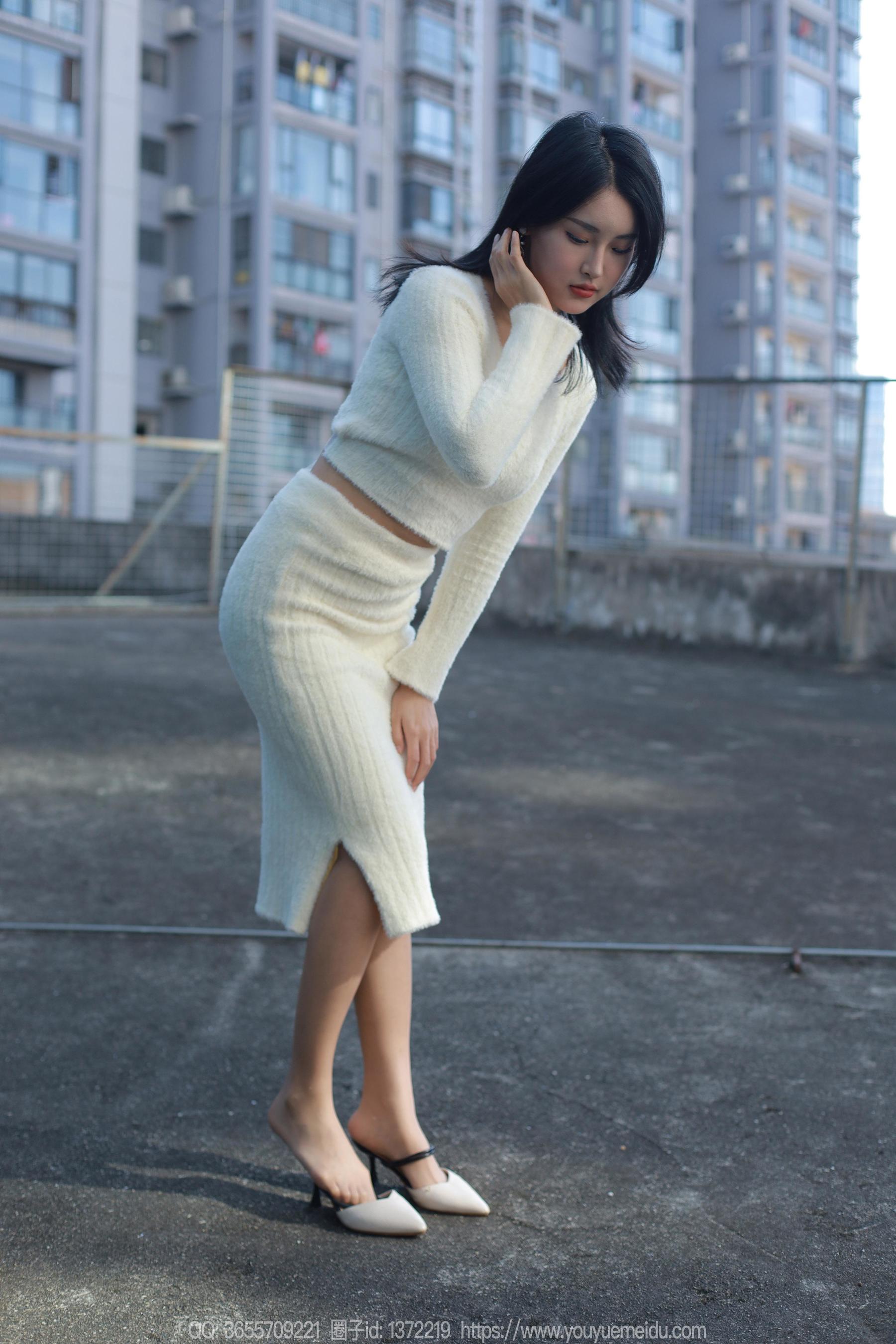 IESS异思趣向 - 模特： 小宝 《雪白的毛衣》_第1张