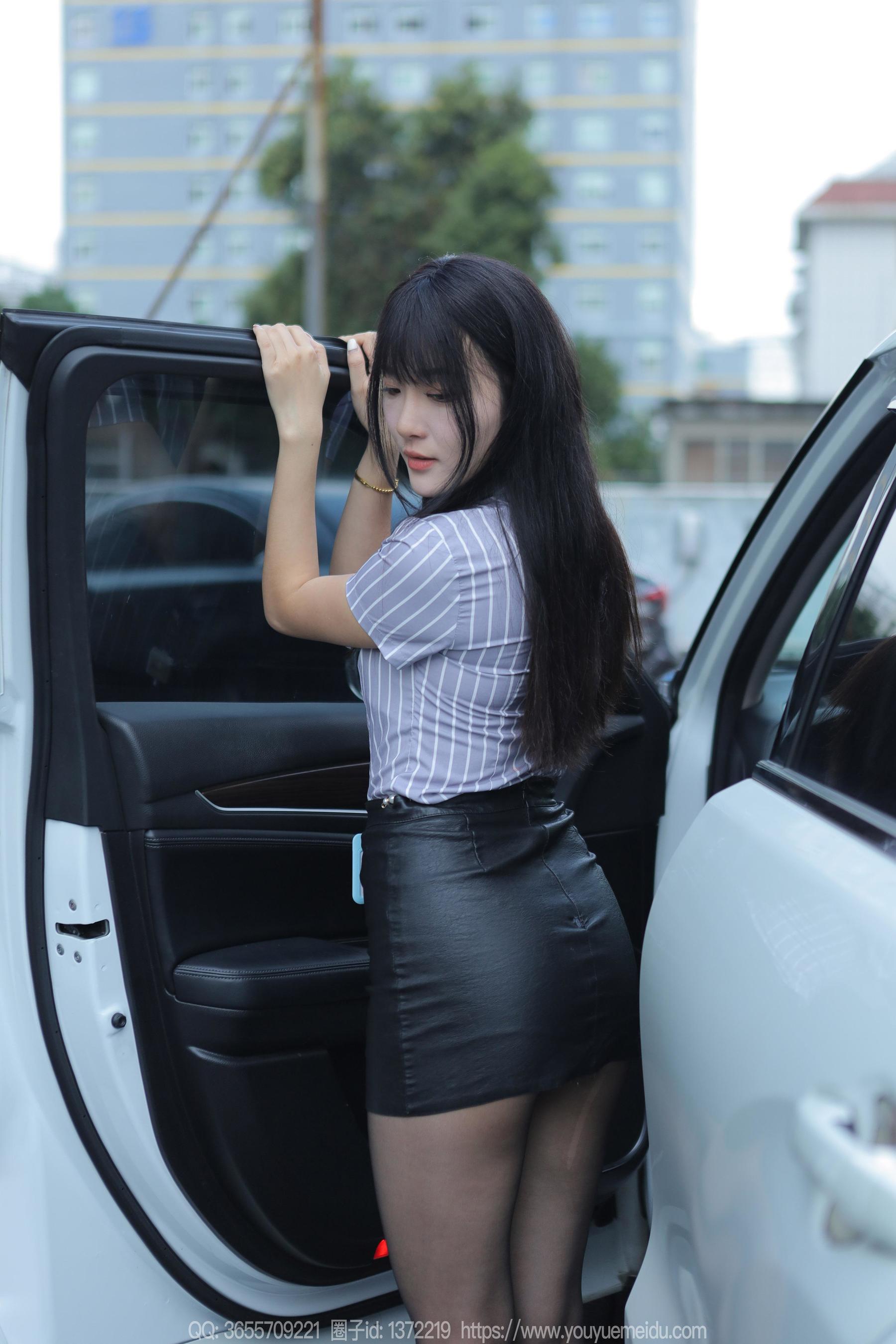 IESS异思趣向 - 模特： 婉萍 《超短皮裙》_第1张