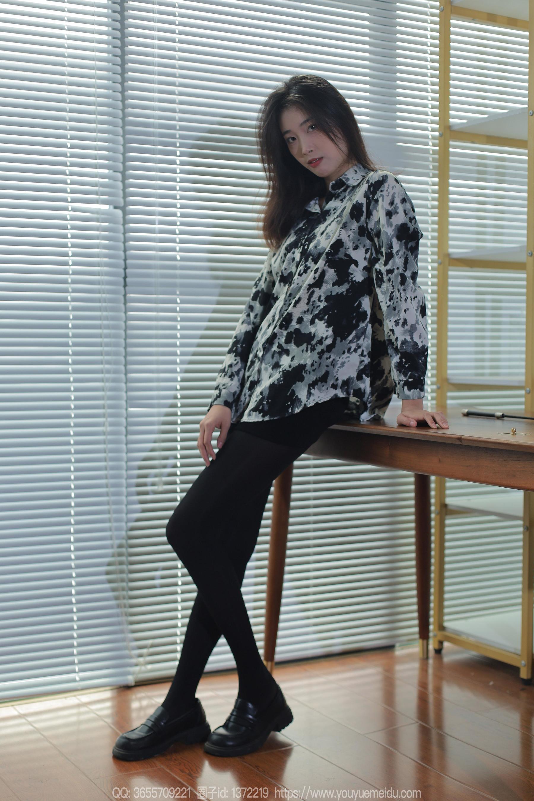 IESS异思趣向 - 模特： 小九 《黑色厚袜》_第1张