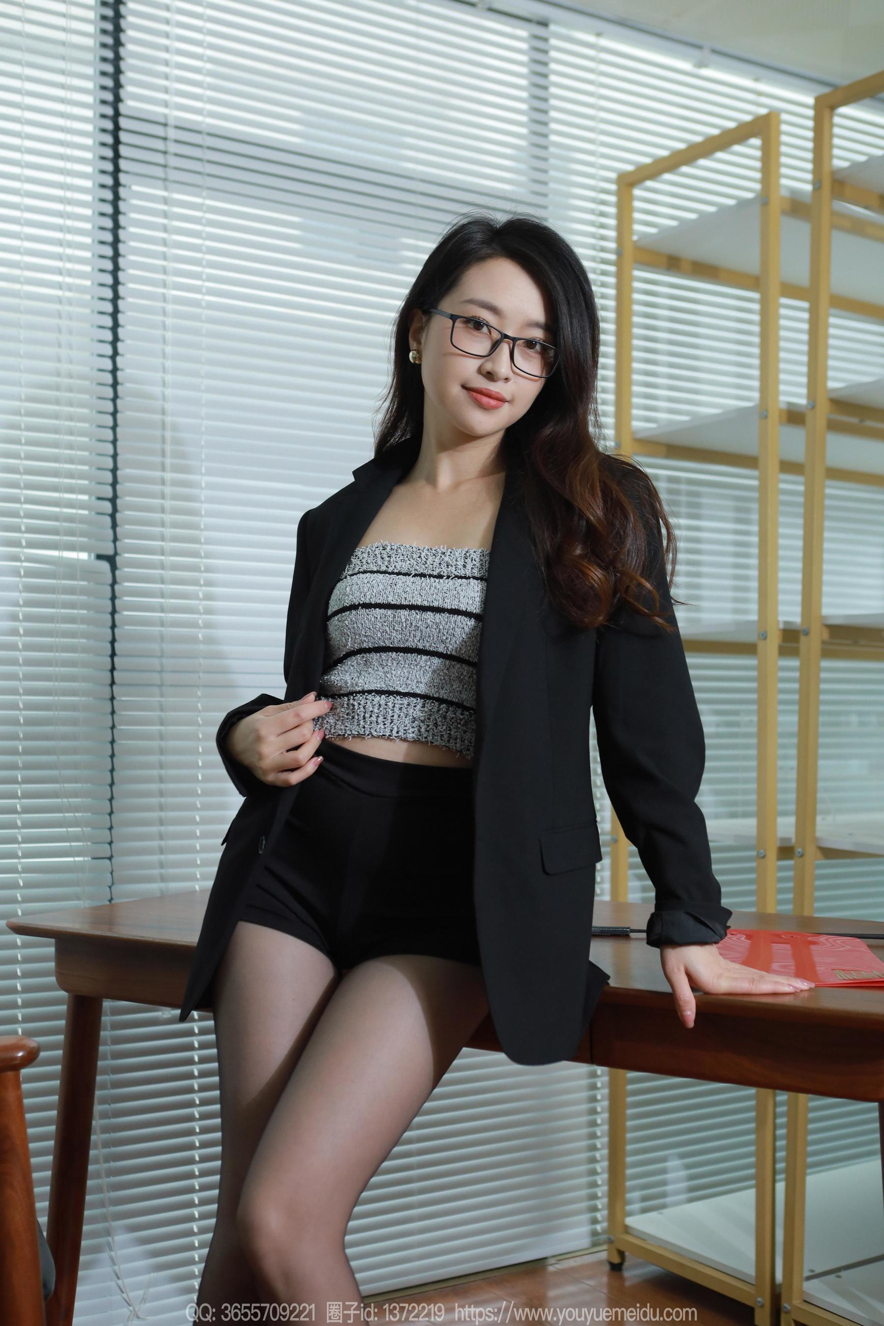 IESS异思趣向 - 模特： 小婕 《眼镜OL（上）》_第3张