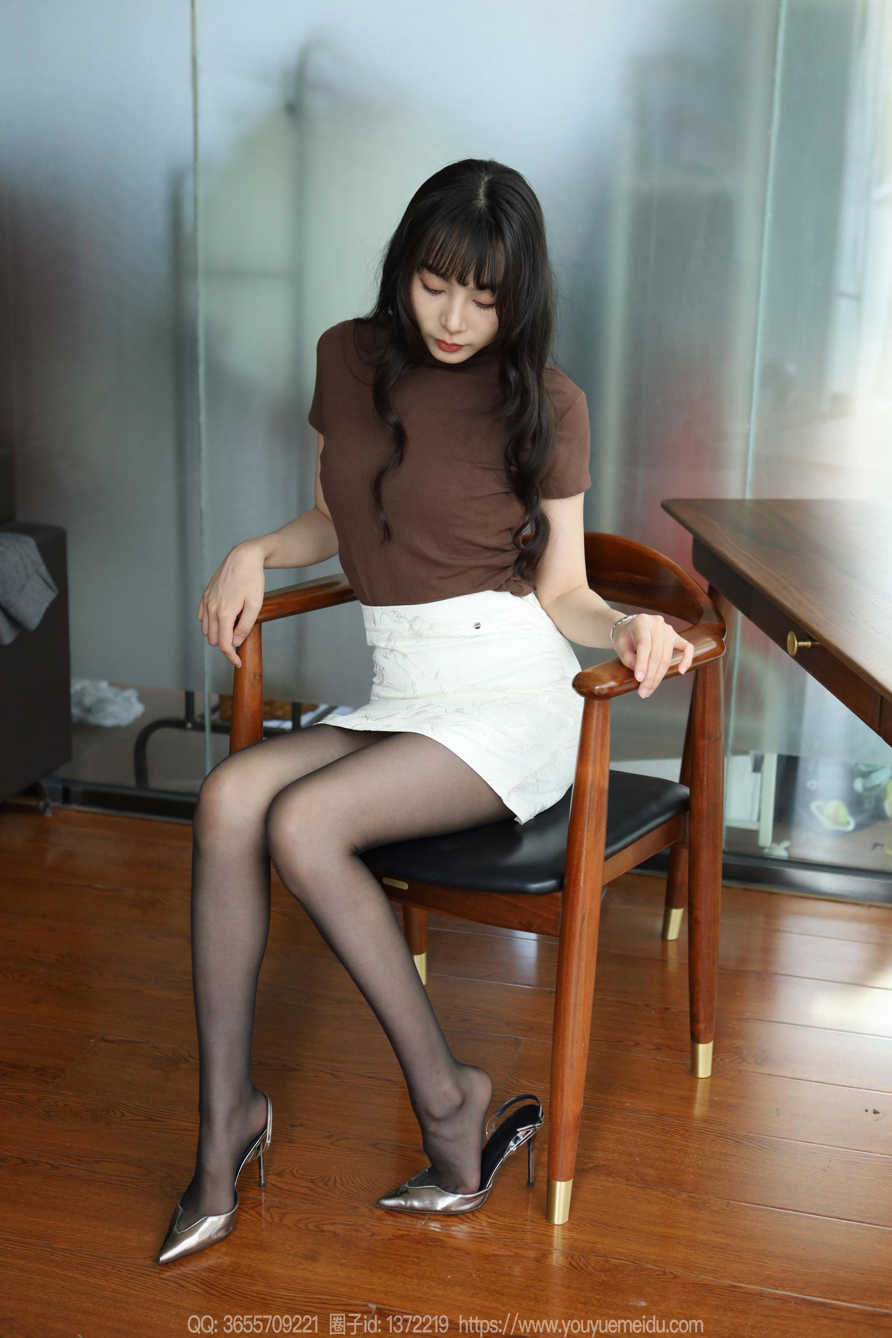 IESS异思趣向 - 模特： 团团 《咖色穿搭》_第1张