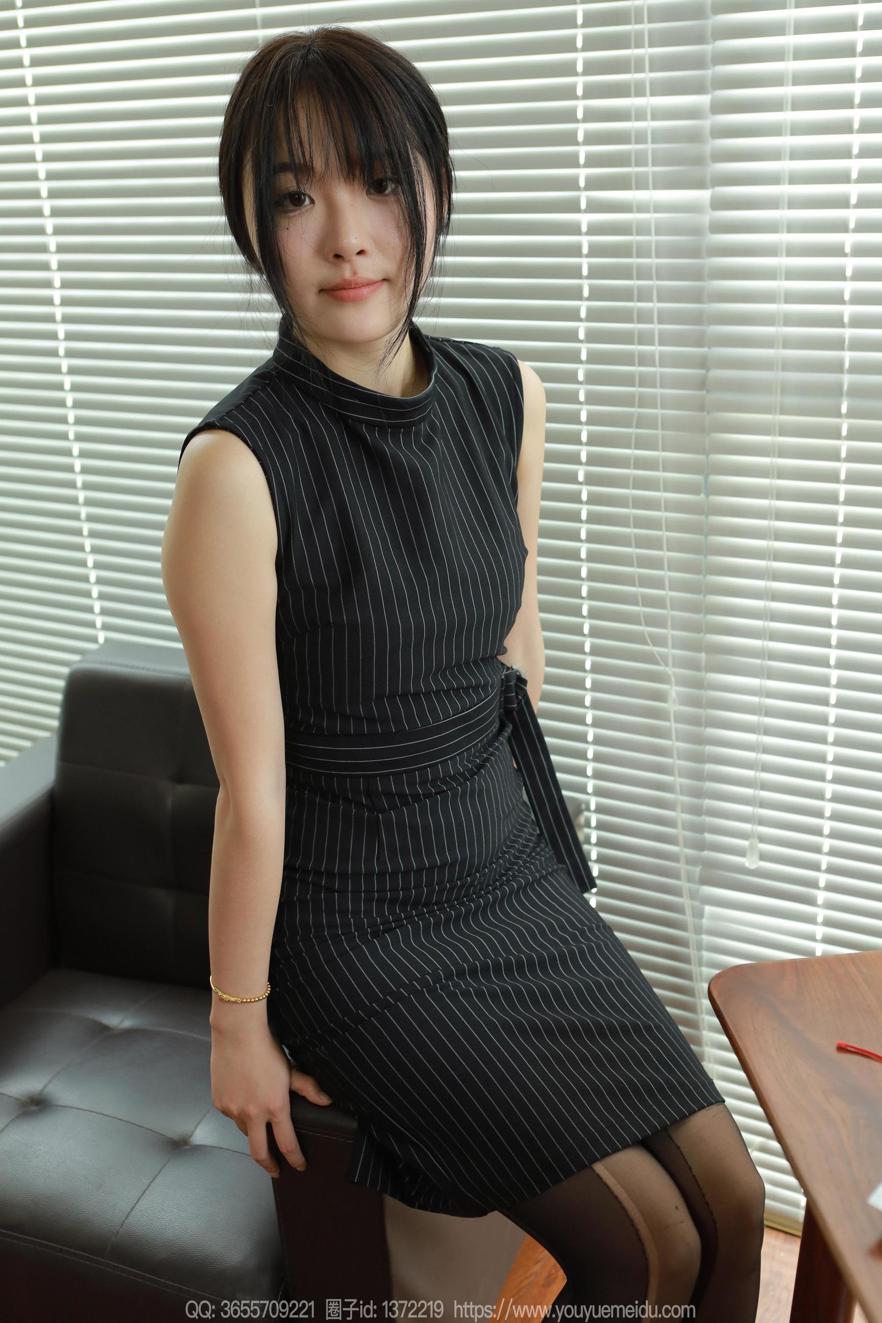 IESS异思趣向 - 模特： 婉萍 《条纹包臀裙》_第1张