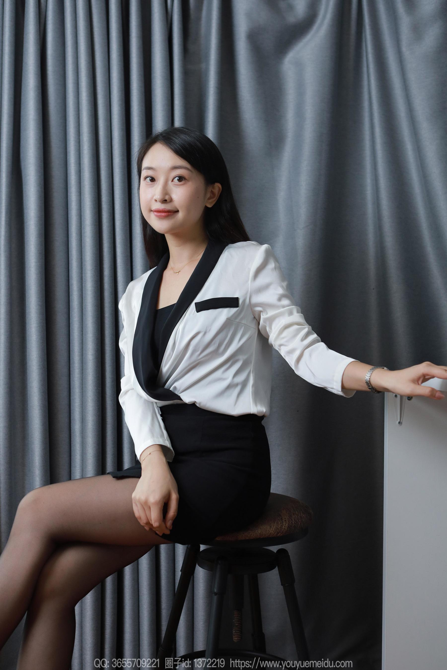 IESS异思趣向 - 模特： 小婕 《黑白职业装（下）》_第1张