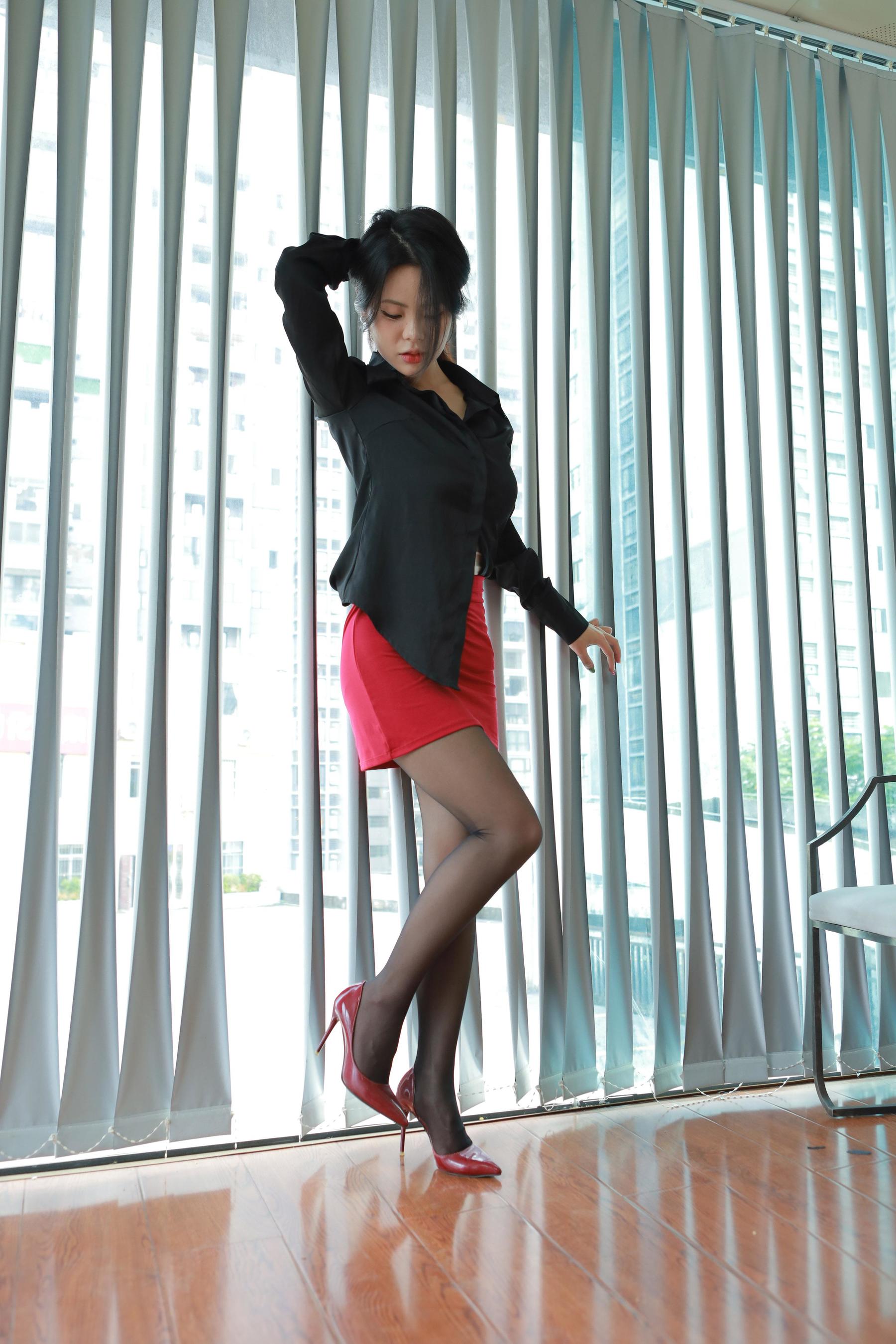 IESS异思趣向 - 模特： 兔兔 《黑丝红裙（上）》_第3张